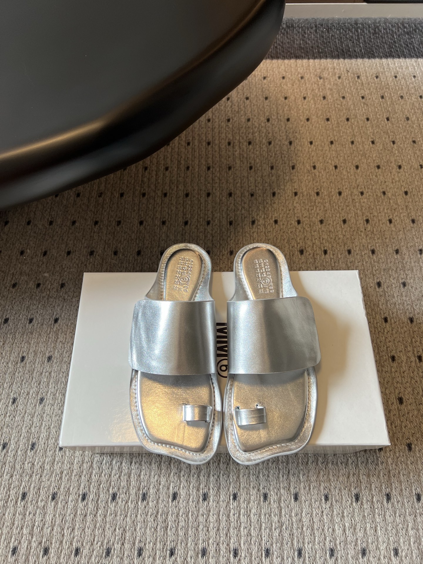 NO:882143,Top-quality Maison Margiel*26ss summer new style slip-on sandals. Split-toe slip-on sandals with a relaxed and pioneering atmosphere. The neat square toe outline is matched with the iconic split-toe design. The single wide strap on the shoe body is the iconic design. The loose footbed does not press on the foot. The flat-soled shoe shape takes into account both walking stability and daily adaptability. The open-top sandal design is easy to put on and take off without restraint.  Suitable for all kinds of spring and summer colors regardless of skin color, taking into account the casual and relaxed appearance and the practicality of spring and summer. If you want a pair of sandals that have a pioneering atmosphere and are versatile and durable, this split-toe flip-flops series is a must-have item for spring and summer. Upper cowhide leather lining cowhide outsole original molded outsole size 35-41 (customized sizes 40 and 41 are not returnable), slippers, flats, slippers, cowhide19860909顶级品质 Maison Margiel*26ss夏季新款套趾一字凉拖 自带松弛先锋氛围感的分趾套趾一字凉拖,利落的方头轮廓搭配标志性分趾套趾设计,鞋身单条宽面一字带作为标志性设计,宽松鞋床不压脚面,平底鞋型兼顾行走平稳度与日常适配度,敞口凉拖设计穿脱便捷无束缚. 适配各类春夏色系穿搭不挑肤色,兼顾随性松弛颜值与春夏实穿性,想要一双兼顾先锋氛围感、百搭耐穿的凉拖鞋款,这款分趾套趾一字凉拖系列是春夏刚需百搭单品. 鞋面牛皮 内里牛皮 大底原版开模大底 size35-41码（40、41码定制不退换）,拖鞋,flats,slippers,cowhide,Women's Shoes
