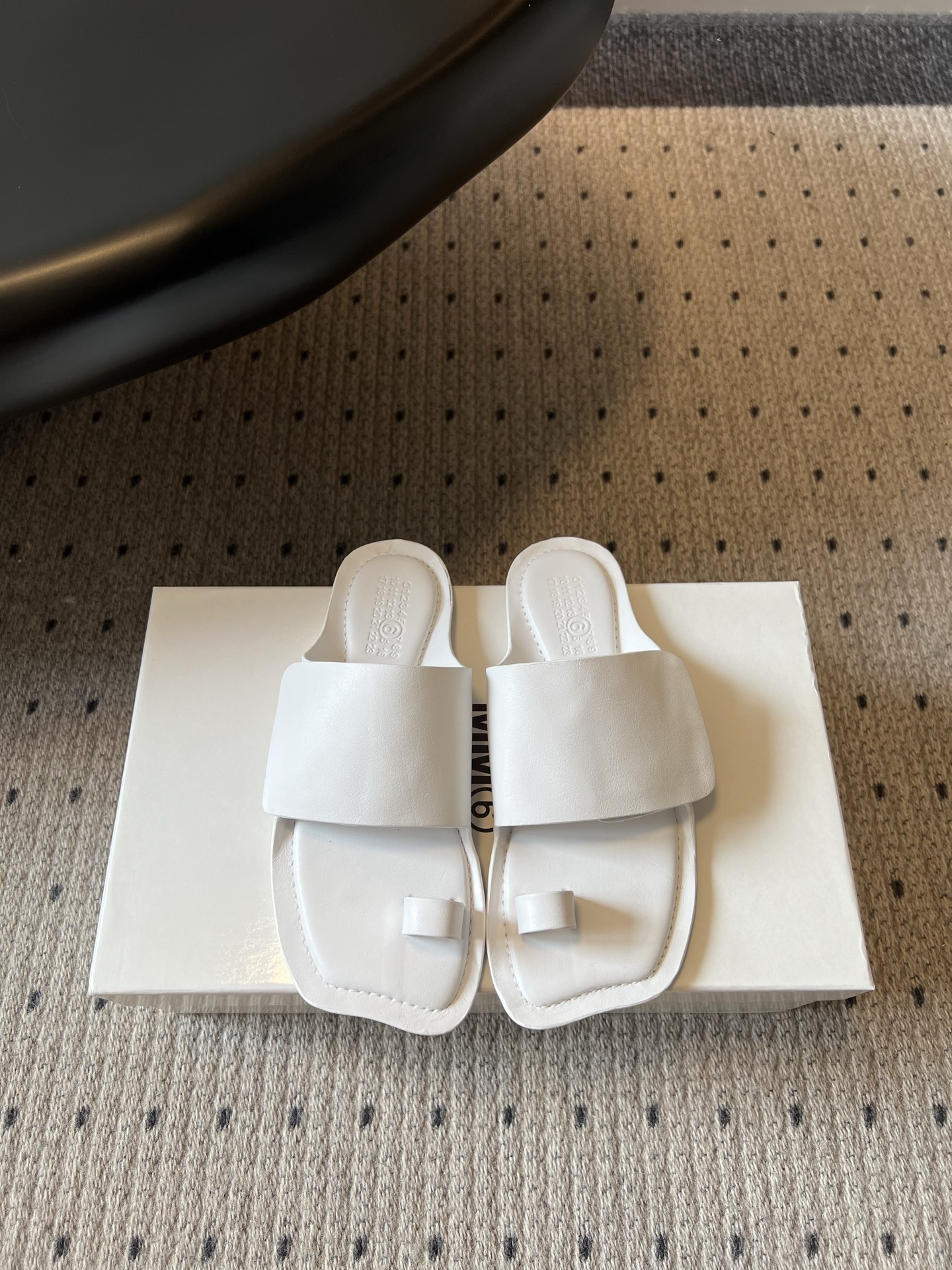 NO:882970,Purchasing-grade Maison Margiela 26ss summer new style slip-on sandals. Split-toe slip-on sandals with a relaxed and pioneering atmosphere. The neat square toe outline is matched with the iconic split-toe design. The single wide strap on the shoe body is the iconic design. The loose footbed does not press on the foot. The flat shoe shape takes into account the stability of walking and daily adaptability. The open-top sandal design is easy to put on and take off without restraint.  Suitable for all kinds of spring and summer colors regardless of skin color, taking into account the casual and relaxed appearance and the practicality of spring and summer. If you want a pair of sandals that have a pioneering atmosphere and are versatile and durable, this split-toe flip-flops series is a must-have item for spring and summer. Upper cowhide leather lining cowhide outsole original molded outsole size 35-41 (customized sizes 40 and 41 are not returnable), split-toe shoes, flats, slippers, cowhide19860909代购级 Maison Margiela 26ss夏季新款套趾一字凉拖 自带松弛先锋氛围感的分趾套趾一字凉拖,利落的方头轮廓搭配标志性分趾套趾设计,鞋身单条宽面一字带作为标志性设计,宽松鞋床不压脚面,平底鞋型兼顾行走平稳度与日常适配度,敞口凉拖设计穿脱便捷无束缚. 适配各类春夏色系穿搭不挑肤色,兼顾随性松弛颜值与春夏实穿性,想要一双兼顾先锋氛围感、百搭耐穿的凉拖鞋款,这款分趾套趾一字凉拖系列是春夏刚需百搭单品. 鞋面牛皮 内里牛皮 大底原版开模大底 size35-41码（40、41码定制不退换）,分趾鞋,flats,slippers,cowhide,Women's Shoes