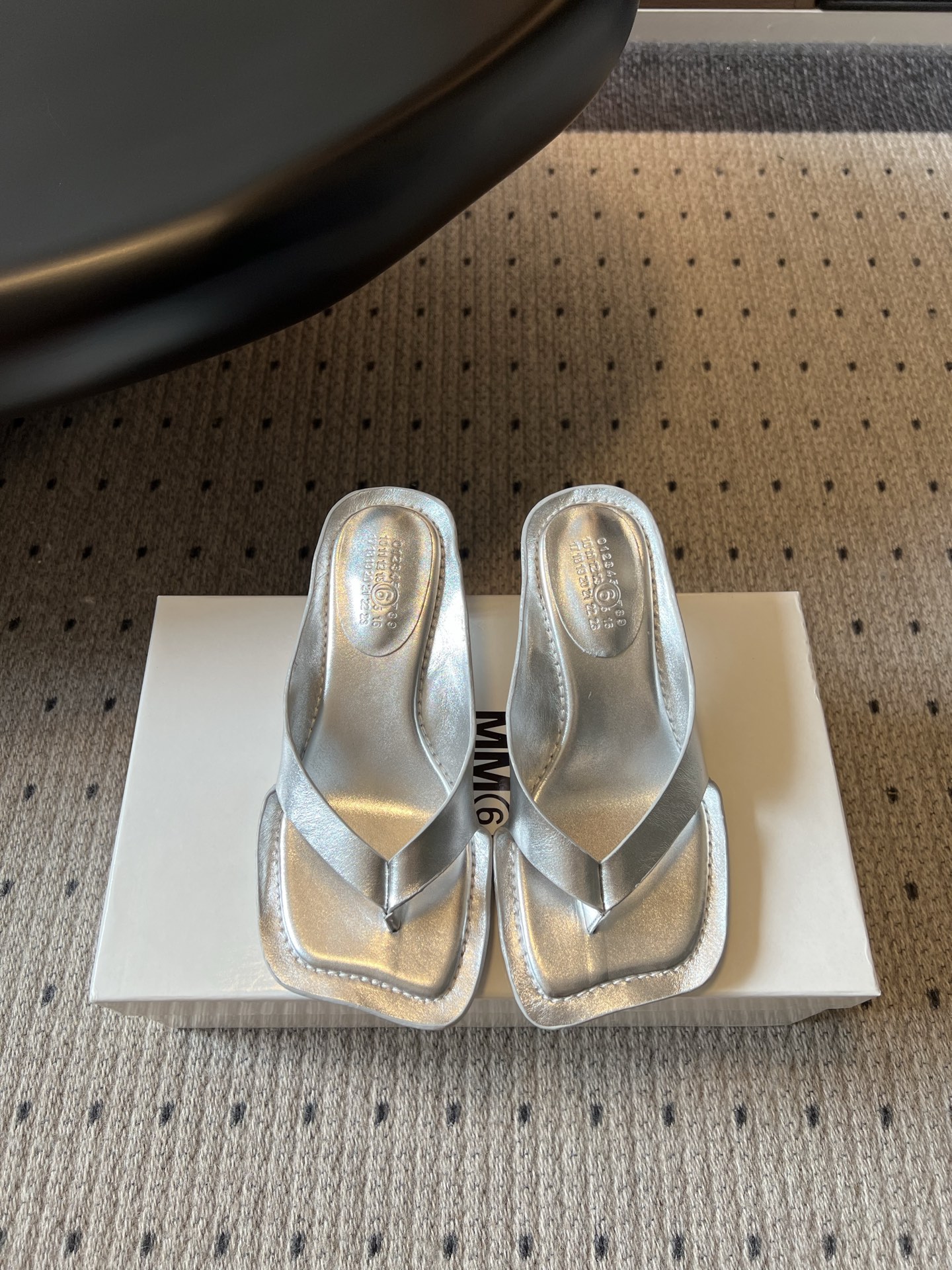 NO:882148,Top quality Maison Margiel*26ss new summer square-toe high-heeled flip-flops. Square-toe flip-flops with a relaxed and high-end atmosphere. The neat square-toe outline is matched with a simple flip-flop strap design. The shoe body has smooth and neat lines. The iconic wide-brimmed square toe design weakens the presence of the foot. The open-top sandal design is easy to put on and take off without restraint.  Suitable for all kinds of spring and summer colors regardless of skin color, taking into account both casual and relaxed appearance and practical wearability in spring and summer. If you want a pair of sandals that have a high-end atmosphere and are versatile and durable, this square-toe flip-flops series is a must-have and versatile item in spring and summer. The upper is cowhide, the lining is cowhide, and the outsole is original molded outsole. Sizes 35-41 (customized sizes 40 and 41 are not returnable)  Heel height 5.5cm, split-toe shoes, slippers, cowhide19860909顶级品质 Maison Margiel*26ss夏季新款方头高跟夹趾人字拖 自带松弛高级氛围感的方头夹趾人字拖,利落的方头轮廓搭配简约夹趾人字带设计,鞋身线条流畅利落,标志性的宽边方头设计弱化脚面存在感,敞口凉拖设计穿脱便捷无束缚. 适配各类春夏色系穿搭不挑肤色,兼顾随性松弛颜值与春夏实穿性,想要一双兼顾高级氛围感、百搭耐穿的凉拖鞋款,这款方头夹趾人字拖系列是春夏刚需百搭单品. 鞋面牛皮 内里牛皮 大底原版开模大底 size35-41码（40、41码定制不退换） 跟高5.5cm,分趾鞋,slippers,cowhide,Women's Shoes