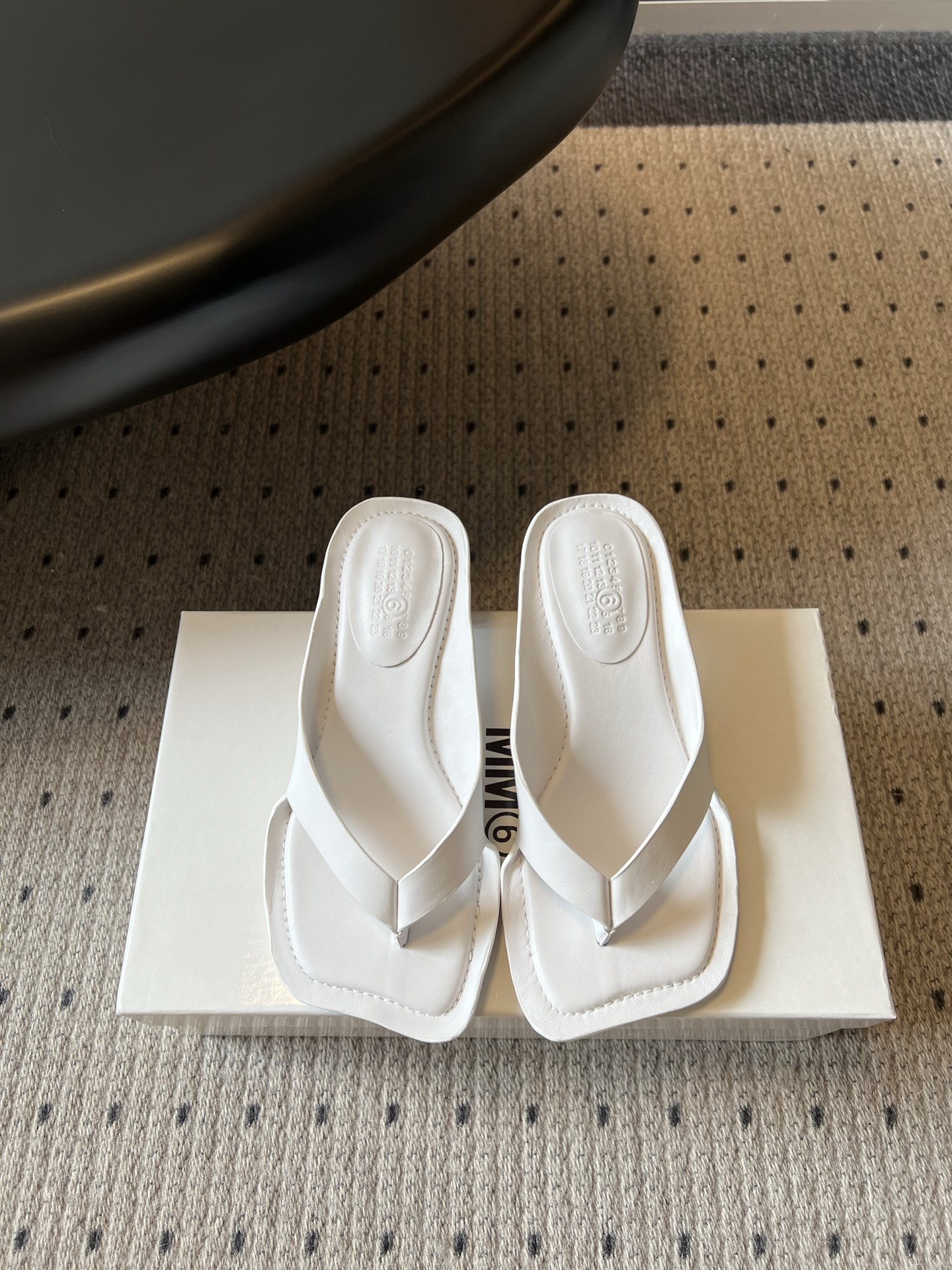 NO:882972,Purchasing-grade Maison Margiela 26ss new summer square-toe high-heeled flip-flops. Square-toe flip-flops with a relaxed and high-end atmosphere. The neat square-toe outline is matched with a simple flip-flop strap design. The body of the shoe is smooth and neat. The iconic wide-brimmed square toe design weakens the presence of the foot. The open-top sandal design is easy to put on and take off without restraint.  Suitable for all kinds of spring and summer colors regardless of skin color, taking into account both casual and relaxed appearance and practical wearability in spring and summer. If you want a pair of sandals that have a high-end atmosphere and are versatile and durable, this square-toe flip-flops series is a must-have and versatile item in spring and summer. The upper is cowhide, the lining is cowhide, and the outsole is original molded outsole. Sizes 35-41 (customized sizes 40 and 41 are not returnable)  Heel height 5.5cm, split-toe shoes, slippers, cowhide19860909代购级 Maison Margiela 26ss夏季新款方头高跟夹趾人字拖 自带松弛高级氛围感的方头夹趾人字拖,利落的方头轮廓搭配简约夹趾人字带设计,鞋身线条流畅利落,标志性的宽边方头设计弱化脚面存在感,敞口凉拖设计穿脱便捷无束缚. 适配各类春夏色系穿搭不挑肤色,兼顾随性松弛颜值与春夏实穿性,想要一双兼顾高级氛围感、百搭耐穿的凉拖鞋款,这款方头夹趾人字拖系列是春夏刚需百搭单品. 鞋面牛皮 内里牛皮 大底原版开模大底 size35-41码（40、41码定制不退换） 跟高5.5cm,分趾鞋,slippers,cowhide,Women's Shoes