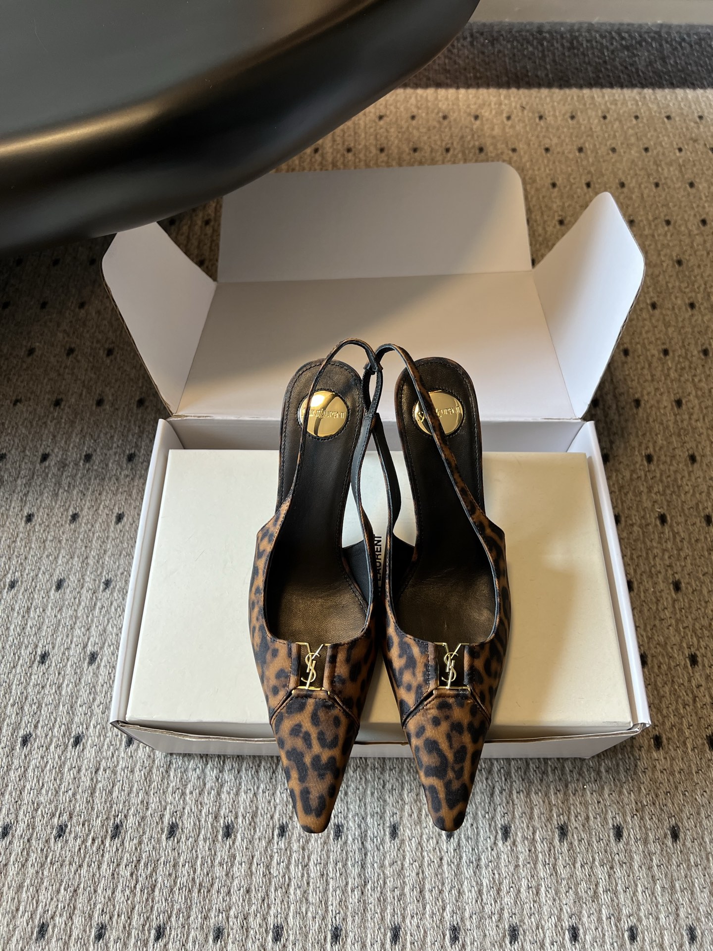 NO:882187,Top quality Saint Lauren*YSL new summer style metal pointed toe straight back stiletto sandals. These metal pointed toe back stiletto sandals have a cool and sophisticated atmosphere. The neat pointed toe back stiletto heel is matched with a narrow and pointed toe. The joint of the toe is embellished with a three-dimensional metal logo. The thin heel strap wraps around the ankle for a secure fit. The smooth shallow V-shaped line modifies the instep and elongates the leg proportions. The multi-style color range covers commuting, dating and dinner scenes.  Various tones can whiten the skin without being picky about the skin tone, taking into account the cool and delicate appearance and daily practicality. If you want a pair of pointy-back high heels that can modify your leg shape and take into account the aura and atmosphere, this metal-labeled sandal is a must-have item for a light and sophisticated style that can be worn in all seasons. The upper is cowhide/cow suede, the lining is sheepskin, and the outsole is Italian genuine leather.  laurent,saint laurent,sandals,high heels,cowhide,sheepskin,Leather soles19860909顶级品质 Saint Lauren*YSL夏季新款金属标尖头后空直细跟凉鞋 自带冷艳轻熟氛围感的金属标尖头后空细跟凉鞋,利落尖头后空细跟版型搭配狭长收尖鞋头,鞋头衔接处点缀立体金属标识,后跟细绊带环绕脚踝稳固贴合,流畅浅口V型线条修饰脚背拉长腿部比例,多风格色系覆盖通勤约会晚宴场景. 各类色调衬肤显白不挑肤色,兼顾冷艳精致颜值与日常实穿性,想要一双修饰腿型、兼顾气场氛围感的尖头后空高跟,这款金属标凉鞋是轻熟风四季百搭刚需单品. 鞋面牛皮/牛反绒 内里羊皮 大底意大利真皮大底 size35-41码（40、41码定制不退换） 跟高7.5cm,高跟鞋凉鞋,saint laurent,saint laurent,sandals,high heels,cowhide,sheepskin,Leather soles,Women's Shoes