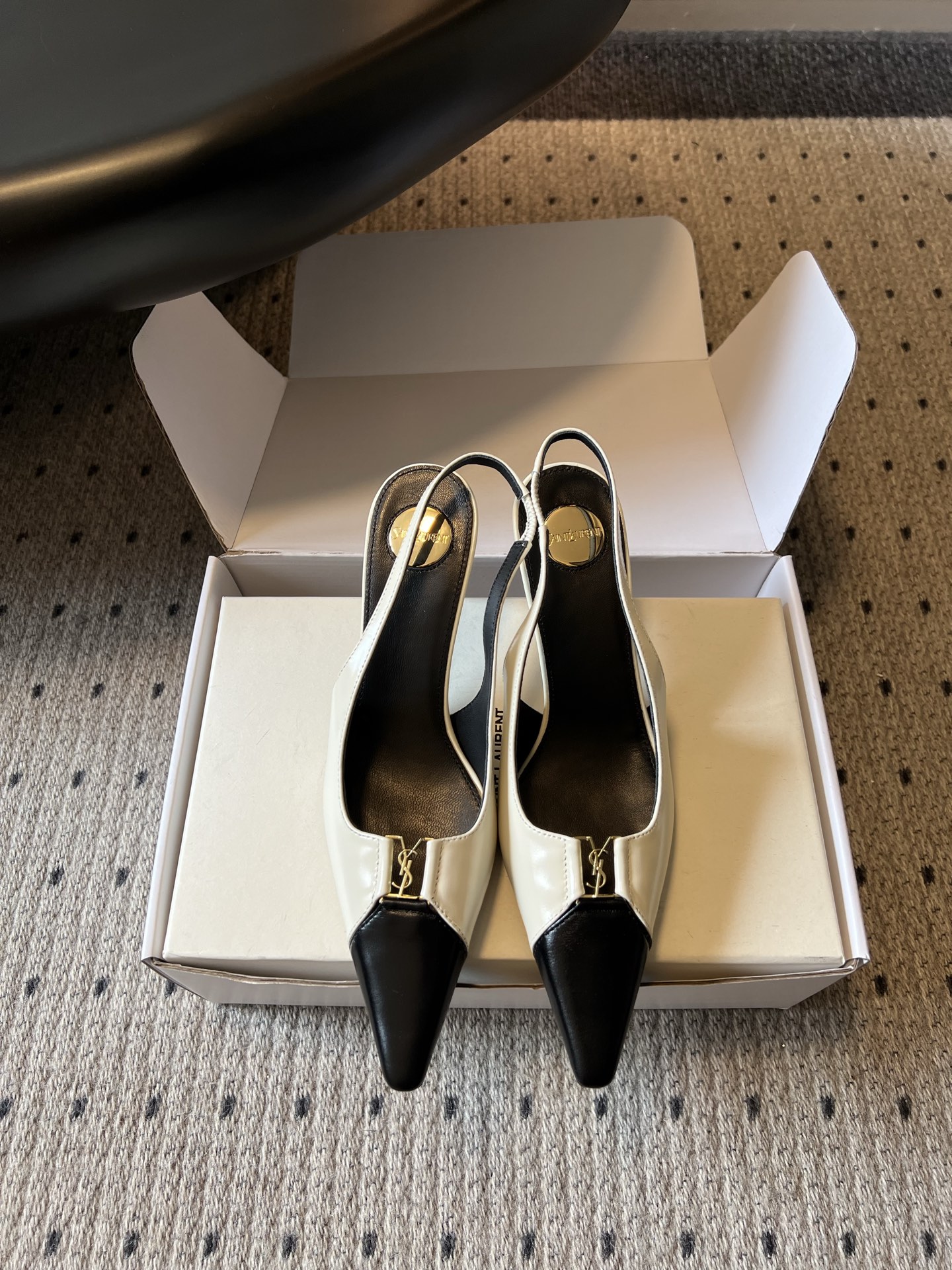 NO:882889,Saint Lauren*YSL new summer metal pointed toe straight back stiletto sandals. Metal pointed toe back stiletto sandals with a cool and sophisticated atmosphere. The neat pointed toe back stiletto heel is matched with a narrow and pointed toe. The joint of the toe is embellished with a three-dimensional metal logo. The thin heel strap wraps around the ankle for a secure fit. The smooth shallow V-shaped line modifies the instep and elongates the proportion of the leg. The multi-style color range covers the scene of commuting, dating and dinner.  Various tones can whiten the skin without being picky about the skin tone, taking into account the cool and delicate appearance and daily practicality. If you want a pair of pointy-back high heels that can modify your leg shape and take into account the aura and atmosphere, this metal-labeled sandal is a must-have item for a light and sophisticated style that can be worn in all seasons. The upper is cowhide/cow suede, the lining is sheepskin, and the outsole is Italian genuine leather.  laurent,saint laurent,sandals,high heels,cowhide,sheepskin,Leather soles19860909Saint Lauren*YSL夏季新款金属标尖头后空直细跟凉鞋 自带冷艳轻熟氛围感的金属标尖头后空细跟凉鞋,利落尖头后空细跟版型搭配狭长收尖鞋头,鞋头衔接处点缀立体金属标识,后跟细绊带环绕脚踝稳固贴合,流畅浅口V型线条修饰脚背拉长腿部比例,多风格色系覆盖通勤约会晚宴场景. 各类色调衬肤显白不挑肤色,兼顾冷艳精致颜值与日常实穿性,想要一双修饰腿型、兼顾气场氛围感的尖头后空高跟,这款金属标凉鞋是轻熟风四季百搭刚需单品. 鞋面牛皮/牛反绒 内里羊皮 大底意大利真皮大底 size35-41码（40、41码定制不退换） 跟高7.5cm,高跟鞋凉鞋,saint laurent,saint laurent,sandals,high heels,cowhide,sheepskin,Leather soles,Women's Shoes