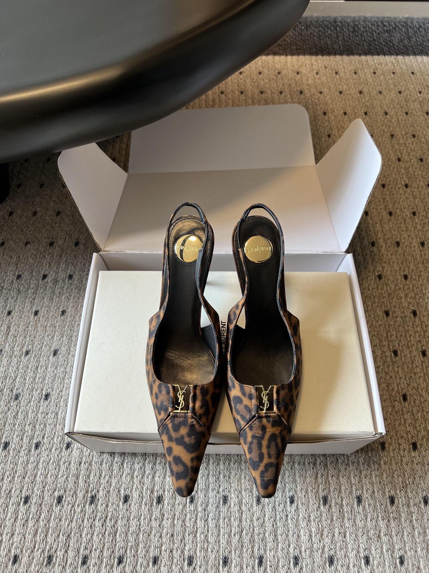 NO:882893,Saint Lauren*YSL new summer style metal pointed toe wine glass stiletto heel sandals with a cool and sophisticated atmosphere. The neat pointed toe stiletto heel style is matched with a narrow and pointed toe. The joint of the toe is decorated with a three-dimensional metal logo. The thin heel strap wraps around the ankle for a secure fit. The smooth shallow V-shaped line modifies the instep and elongates the leg proportions. The multi-style colors cover the commuting, dating and dinner scenes.  Various tones can whiten the skin without being picky about the skin tone, taking into account the cool and delicate appearance and daily practicality. If you want a pair of pointy-back high heels that can modify your leg shape and take into account the aura and atmosphere, this metal-labeled sandal is a must-have item for a light and sophisticated style that can be worn in all seasons. The upper is cowhide/cow suede, the lining is sheepskin, and the outsole is Italian genuine leather.  laurent,saint laurent,sandals,high heels,cowhide,sheepskin,Leather soles19860909Saint Lauren*YSL夏季新款金属标尖头后空酒杯细跟高跟凉鞋 自带冷艳轻熟氛围感的金属标尖头后空细跟凉鞋,利落尖头后空细跟版型搭配狭长收尖鞋头,鞋头衔接处点缀立体金属标识,后跟细绊带环绕脚踝稳固贴合,流畅浅口V型线条修饰脚背拉长腿部比例,多风格色系覆盖通勤约会晚宴场景. 各类色调衬肤显白不挑肤色,兼顾冷艳精致颜值与日常实穿性,想要一双修饰腿型、兼顾气场氛围感的尖头后空高跟,这款金属标凉鞋是轻熟风四季百搭刚需单品. 鞋面牛皮/牛反绒 内里羊皮 大底意大利真皮大底 size35-41码（40、41码定制不退换） 跟高7.5cm,高跟鞋凉鞋,saint laurent,saint laurent,sandals,high heels,cowhide,sheepskin,Leather soles,Women's Shoes