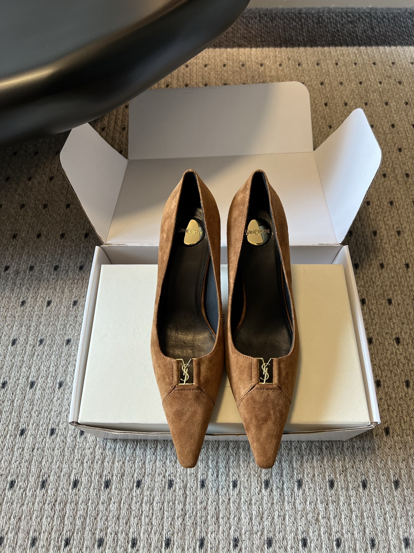 NO:882180,Top quality Saint Lauren*YSL new summer metal pointed toe stiletto high heels. Metal pointed toe stiletto high heels with a sophisticated and elegant atmosphere. The neat shallow pointed toe stiletto heel is matched with a narrow and pointed toe. The joint of the toe is embellished with a delicate metal logo as the core decoration. The smooth V-shaped shallow mouth modifies the line of the instep. The slender high heels enhance the body shape. The shallow mouth is open and designed to make it easy to put on and take off without unnecessary restraint.  Various tones can whiten the skin without being picky about the skin tone, taking into account both cool and delicate appearance and practical wearability for commuting. If you want a pair of pointed toe stilettos that combine aura and flatter your leg shape, these metal pointed pointed toe shoes are a versatile item for the casual workplace. Upper cowhide/cow suede, lining sheepskin, Italian genuine leather outsole, size 35-41 (customized sizes 40 and 41 are non-refundable), heel height 7.5cm, high-heeled sandals, saint  laurent,saint laurent,sandals,high heels,cowhide,sheepskin,Leather soles19860909顶级品质 Saint Lauren*YSL夏季新款金属标尖头细跟高跟鞋 自带干练御姐氛围感的金属标尖头细跟高跟鞋,利落浅口尖头细跟版型搭配狭长收尖鞋头,鞋头衔接处点缀精致金属标识作为核心装饰,流畅V型浅口修饰脚背线条,纤细高跟拉高身形气场,浅口敞口设计穿脱便捷无多余束缚. 各类色调衬肤显白不挑肤色,兼顾冷艳精致颜值与通勤实穿性,想要一双兼顾气场氛围感、修饰腿型的尖头细跟高跟,这款金属标尖头单鞋是轻熟职场刚需百搭单品. 鞋面牛皮/牛反绒 内里羊皮 大底意大利真皮大底 size35-41码（40、41码定制不退换） 跟高7.5cm,高跟鞋凉鞋,saint laurent,saint laurent,sandals,high heels,cowhide,sheepskin,Leather soles,Women's Shoes