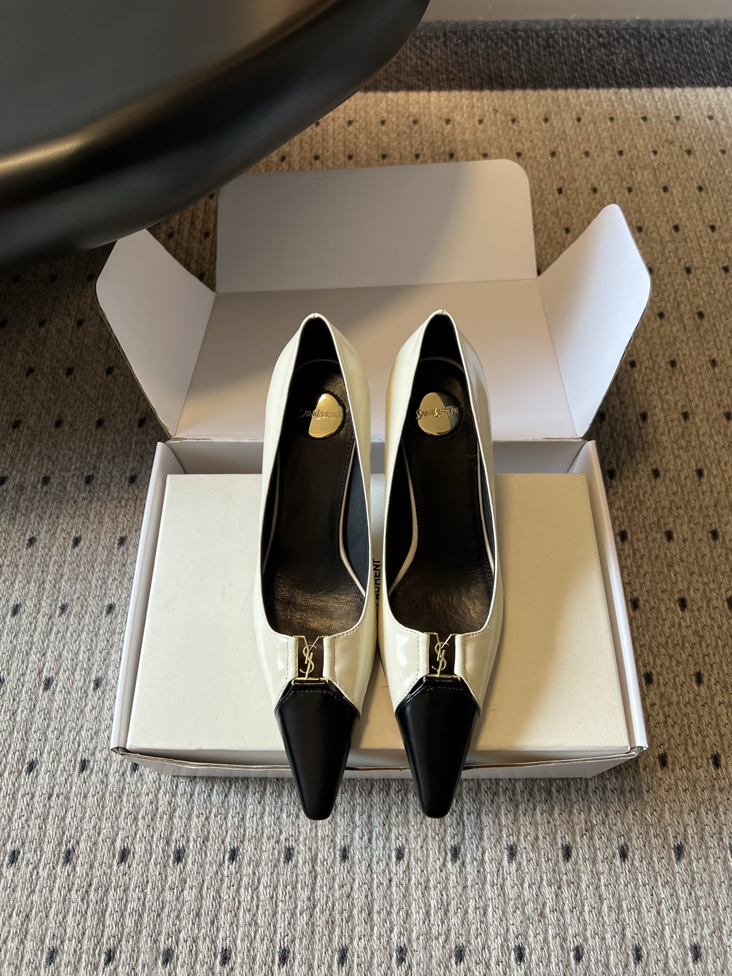 NO:882880,Saint Lauren*YSL's new summer metal pointed toe stiletto high heels are metal pointed toe stiletto high heels with a sophisticated and elegant atmosphere. The neat shallow pointed toe stiletto heel is matched with a narrow and pointed toe. The joint of the toe is embellished with a delicate metal logo as the core decoration. The smooth V-shaped shallow mouth modifies the line of the instep. The slender high heel heightens the body's aura. The shallow mouth open design makes it easy to put on and take off without unnecessary restraint.  Various tones can whiten the skin without being picky about the skin tone, taking into account both cool and delicate appearance and practical wearability for commuting. If you want a pair of sharp-toed stilettos that combine aura and flatter your leg shape, these metal-marked pointed-toe shoes are a versatile item for the casual workplace. Upper cowhide/cow suede, lining sheepskin, Italian genuine leather outsole, size 35-41 (customized sizes 40 and 41 are non-refundable), heel height 7.5cm, high-heeled shoes, saint  laurent,saint laurent,high heels,cowhide,sheepskin,leather soles19860909Saint Lauren*YSL夏季新款金属标尖头细跟高跟鞋 自带干练御姐氛围感的金属标尖头细跟高跟鞋,利落浅口尖头细跟版型搭配狭长收尖鞋头,鞋头衔接处点缀精致金属标识作为核心装饰,流畅V型浅口修饰脚背线条,纤细高跟拉高身形气场,浅口敞口设计穿脱便捷无多余束缚. 各类色调衬肤显白不挑肤色,兼顾冷艳精致颜值与通勤实穿性,想要一双兼顾气场氛围感、修饰腿型的尖头细跟高跟,这款金属标尖头单鞋是轻熟职场刚需百搭单品. 鞋面牛皮/牛反绒 内里羊皮 大底意大利真皮大底 size35-41码（40、41码定制不退换） 跟高7.5cm,高跟鞋单鞋,saint laurent,saint laurent,high heels,cowhide,sheepskin,Leather soles,Women's Shoes