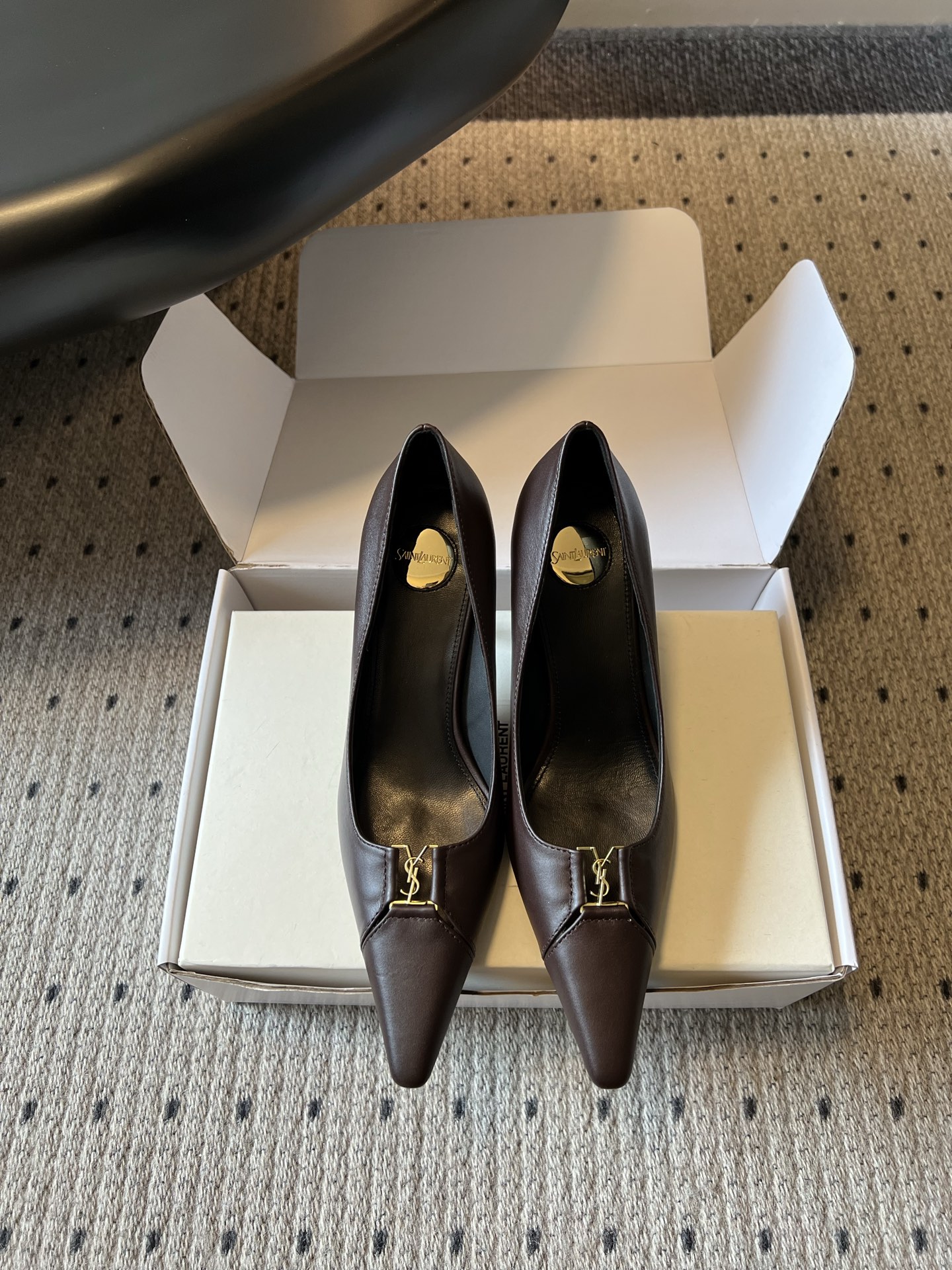 NO:882883,Saint Lauren*YSL's new summer metal pointed toe stiletto high heels are metal pointed toe stiletto high heels with a sophisticated and elegant atmosphere. The neat shallow pointed toe stiletto heel is matched with a narrow and pointed toe. The joint of the toe is embellished with a delicate metal logo as the core decoration. The smooth V-shaped shallow mouth modifies the line of the instep. The slender high heel heightens the body's aura. The shallow mouth open design makes it easy to put on and take off without unnecessary restraint.  Various tones can whiten the skin without being picky about the skin tone, taking into account both cool and delicate appearance and practical wearability for commuting. If you want a pair of sharp-toed stilettos that combine aura and flatter your leg shape, these metal-marked pointed-toe shoes are a versatile item for the casual workplace. Upper cowhide/cow suede, lining sheepskin, Italian genuine leather outsole, size 35-41 (customized sizes 40 and 41 are non-refundable), heel height 7.5cm, high-heeled shoes, saint  laurent,saint laurent,high heels,cowhide,sheepskin,leather soles19860909Saint Lauren*YSL夏季新款金属标尖头细跟高跟鞋 自带干练御姐氛围感的金属标尖头细跟高跟鞋,利落浅口尖头细跟版型搭配狭长收尖鞋头,鞋头衔接处点缀精致金属标识作为核心装饰,流畅V型浅口修饰脚背线条,纤细高跟拉高身形气场,浅口敞口设计穿脱便捷无多余束缚. 各类色调衬肤显白不挑肤色,兼顾冷艳精致颜值与通勤实穿性,想要一双兼顾气场氛围感、修饰腿型的尖头细跟高跟,这款金属标尖头单鞋是轻熟职场刚需百搭单品. 鞋面牛皮/牛反绒 内里羊皮 大底意大利真皮大底 size35-41码（40、41码定制不退换） 跟高7.5cm,高跟鞋单鞋,saint laurent,saint laurent,high heels,cowhide,sheepskin,Leather soles,Women's Shoes