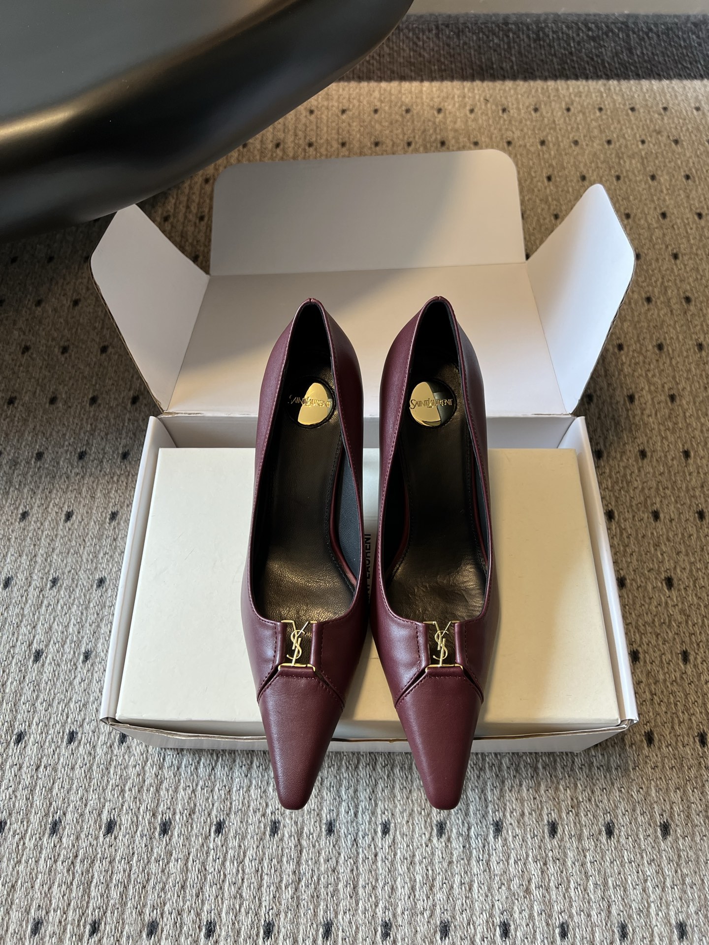 NO:882886,Saint Lauren*YSL's new summer metal pointed toe stiletto high heels are metal pointed toe stiletto high heels with a sophisticated and elegant atmosphere. The neat shallow pointed toe stiletto heel is matched with a narrow and pointed toe. The joint of the toe is embellished with a delicate metal logo as the core decoration. The smooth V-shaped shallow mouth modifies the line of the instep. The slender high heel heightens the body's aura. The shallow mouth open design makes it easy to put on and take off without unnecessary restraint.  Various tones can whiten the skin without being picky about the skin tone, taking into account both cool and delicate appearance and practical wearability for commuting. If you want a pair of sharp-toed stilettos that combine aura and flatter your leg shape, these metal-marked pointed-toe shoes are a versatile item for the casual workplace. Upper cowhide/cow suede, lining sheepskin, Italian genuine leather outsole, size 35-41 (customized sizes 40 and 41 are non-refundable), heel height 7.5cm, high-heeled shoes, saint  laurent,saint laurent,high heels,cowhide,sheepskin,leather soles19860909Saint Lauren*YSL夏季新款金属标尖头细跟高跟鞋 自带干练御姐氛围感的金属标尖头细跟高跟鞋,利落浅口尖头细跟版型搭配狭长收尖鞋头,鞋头衔接处点缀精致金属标识作为核心装饰,流畅V型浅口修饰脚背线条,纤细高跟拉高身形气场,浅口敞口设计穿脱便捷无多余束缚. 各类色调衬肤显白不挑肤色,兼顾冷艳精致颜值与通勤实穿性,想要一双兼顾气场氛围感、修饰腿型的尖头细跟高跟,这款金属标尖头单鞋是轻熟职场刚需百搭单品. 鞋面牛皮/牛反绒 内里羊皮 大底意大利真皮大底 size35-41码（40、41码定制不退换） 跟高7.5cm,高跟鞋单鞋,saint laurent,saint laurent,high heels,cowhide,sheepskin,Leather soles,Women's Shoes
