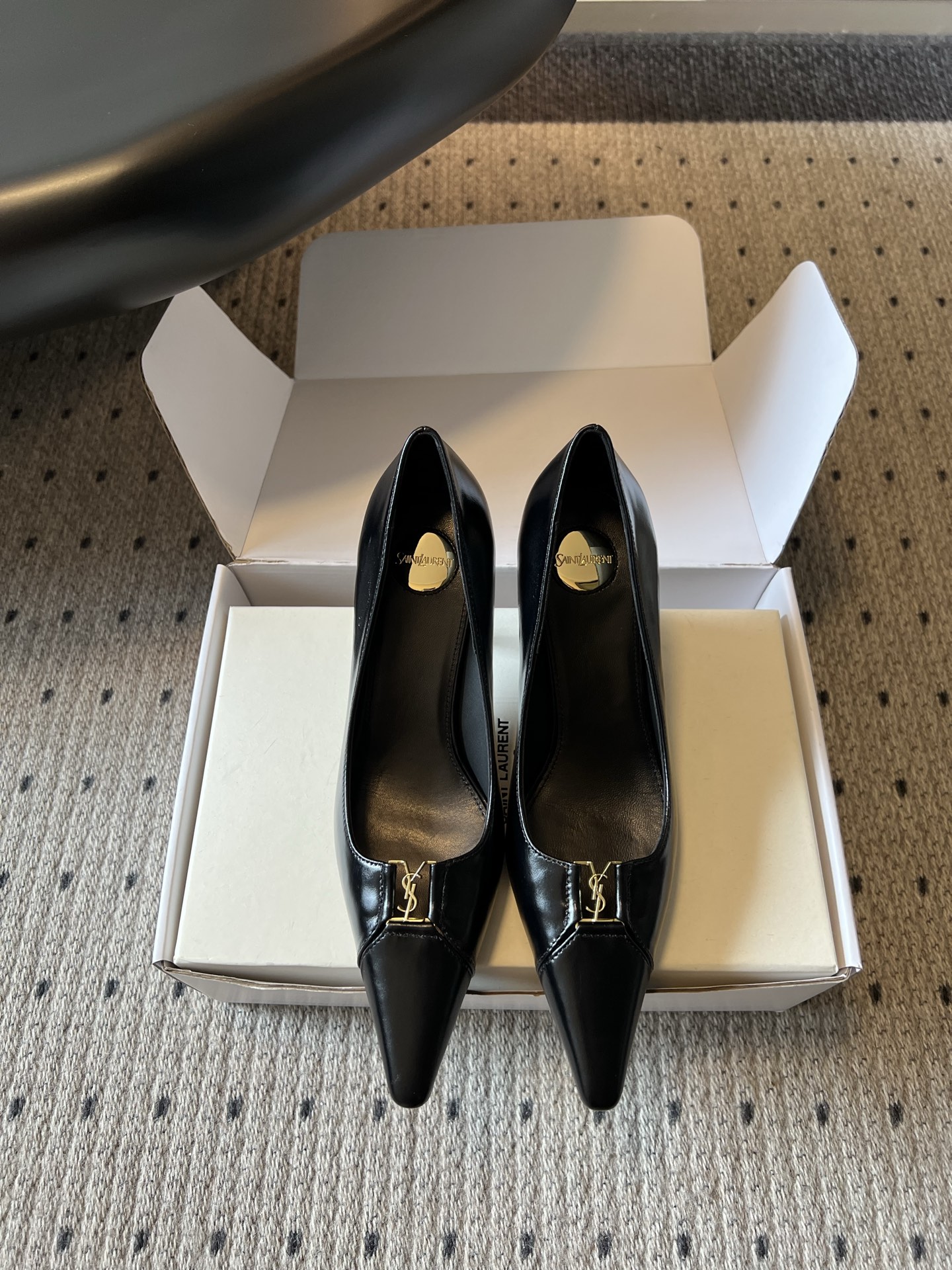 NO:882887,Saint Lauren*YSL's new summer metal pointed toe stiletto high heels are metal pointed toe stiletto high heels with a sophisticated and elegant atmosphere. The neat shallow pointed toe stiletto heel is matched with a narrow and pointed toe. The joint of the toe is embellished with a delicate metal logo as the core decoration. The smooth V-shaped shallow mouth modifies the line of the instep. The slender high heel heightens the body's aura. The shallow mouth open design makes it easy to put on and take off without unnecessary restraint.  Various tones can whiten the skin without being picky about the skin tone, taking into account both cool and delicate appearance and practical wearability for commuting. If you want a pair of sharp-toed stilettos that combine aura and flatter your leg shape, these metal-marked pointed-toe shoes are a versatile item for the casual workplace. Upper cowhide/cow suede, lining sheepskin, Italian genuine leather outsole, size 35-41 (customized sizes 40 and 41 are non-refundable), heel height 7.5cm, high-heeled shoes, saint  laurent,saint laurent,high heels,cowhide,sheepskin,leather soles19860909Saint Lauren*YSL夏季新款金属标尖头细跟高跟鞋 自带干练御姐氛围感的金属标尖头细跟高跟鞋,利落浅口尖头细跟版型搭配狭长收尖鞋头,鞋头衔接处点缀精致金属标识作为核心装饰,流畅V型浅口修饰脚背线条,纤细高跟拉高身形气场,浅口敞口设计穿脱便捷无多余束缚. 各类色调衬肤显白不挑肤色,兼顾冷艳精致颜值与通勤实穿性,想要一双兼顾气场氛围感、修饰腿型的尖头细跟高跟,这款金属标尖头单鞋是轻熟职场刚需百搭单品. 鞋面牛皮/牛反绒 内里羊皮 大底意大利真皮大底 size35-41码（40、41码定制不退换） 跟高7.5cm,高跟鞋单鞋,saint laurent,saint laurent,high heels,cowhide,sheepskin,Leather soles,Women's Shoes