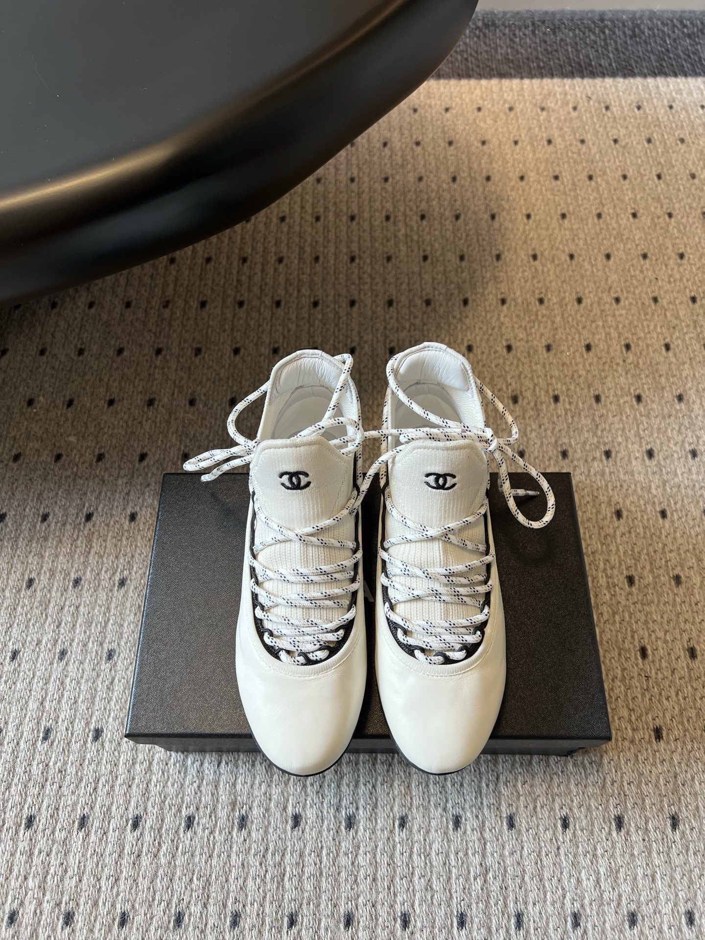 NO:882128,Top-quality Chane*26ss summer new style stitched leather casual high-top sneakers are stitched casual sneakers with a minimalist and relaxed atmosphere. The shoe body has smooth and neat lines. The iconic multi-strand black and white contrast shoelaces are the design highlight. The toe is rounded to fit the foot shape. The flat shoe shape takes into account both walking stability and daily adaptability. The black and white colors cover a variety of wearing scenarios. The lace design is easy to put on and take off and can adjust the tightness.  Taking into account the casual and relaxed appearance and the practicality of wearing in all seasons, if you want a pair of casual sports shoes that have a minimalist atmosphere and are versatile and durable, this black and white spliced knitted casual sports shoes are a daily must-have and versatile item. Upper cowhide/cow suede/fly weave, lining sheepskin, TPU two-color outsole, size 35-40 (40 size customization is non-returnable), casual shoes/sneakers, chanel, flats, sneakers, cowhide, sheepskin19860909顶级品质 Chane*26ss夏季新款拼接款皮面休闲高帮运动鞋 自带极简松弛氛围感的拼接休闲运动鞋,鞋身线条流畅利落,标志性的多股黑白撞色鞋带作为设计亮点,鞋头圆润贴合脚型,平底鞋型兼顾行走平稳度与日常适配度,黑白双色覆盖多种穿搭场景,系带设计穿脱便捷又能调节松紧. 兼顾随性松弛颜值与四季实穿性,想要一双兼顾极简氛围感、百搭耐穿的休闲运动鞋,这款黑白拼接针织休闲运动鞋是日常刚需百搭单品. 鞋面牛皮/牛反绒/飞织 内里羊皮 大底TPU双色大底 size35-40码（40码定制不退换）,休闲鞋/运动鞋,chanel,flats,sneakers,cowhide,sheepskin,Women's Shoes