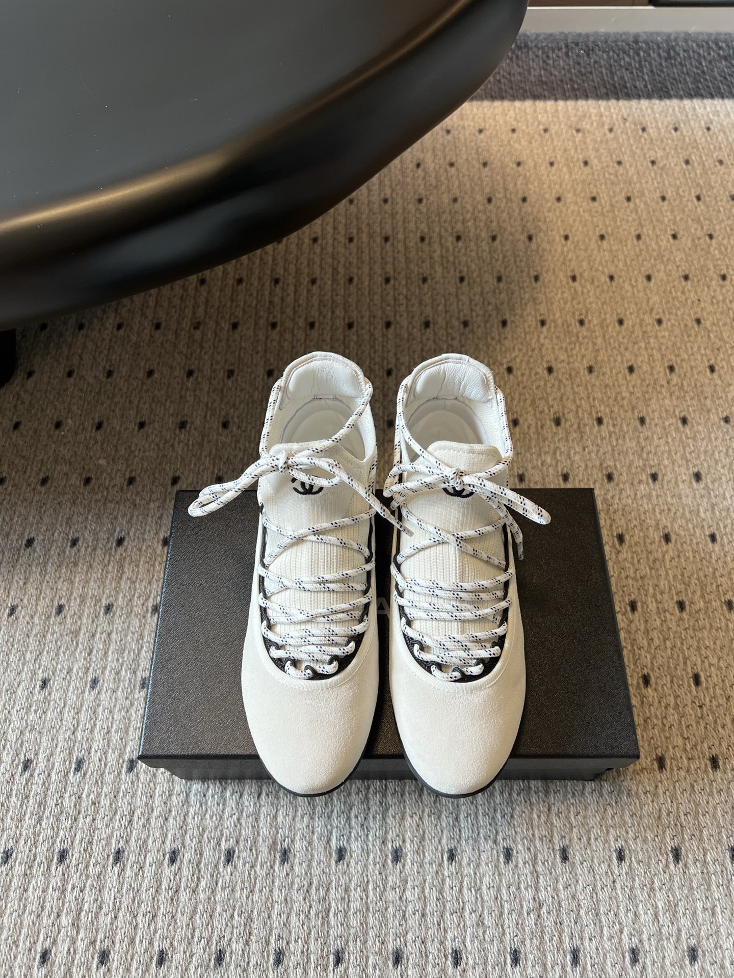 NO:882138,Top quality Chane*26ss new summer stitched suede casual high-top sneakers are stitched casual sneakers with a minimalist and relaxed atmosphere. The shoe body has smooth and neat lines. The iconic multi-strand black and white contrast shoelaces are the design highlight. The toe is rounded to fit the foot shape. The flat shoe shape takes into account both walking stability and daily adaptability. The black and white colors cover a variety of wearing scenarios. The lace design is easy to put on and take off and can adjust the tightness.  Taking into account the casual and relaxed appearance and the practicality of wearing in all seasons, if you want a pair of casual sports shoes that have a minimalist atmosphere and are versatile and durable, this black and white spliced knitted casual sports shoes are a daily must-have and versatile item. Upper cowhide/cow suede/fly weave, lining sheepskin, TPU two-color outsole, size 35-40 (40 size customization is non-returnable), casual shoes/sneakers, chanel, flats, sneakers, cowhide, sheepskin19860909顶级品质 Chane*26ss夏季新款拼接款绒面休闲高帮运动鞋 自带极简松弛氛围感的拼接休闲运动鞋,鞋身线条流畅利落,标志性的多股黑白撞色鞋带作为设计亮点,鞋头圆润贴合脚型,平底鞋型兼顾行走平稳度与日常适配度,黑白双色覆盖多种穿搭场景,系带设计穿脱便捷又能调节松紧. 兼顾随性松弛颜值与四季实穿性,想要一双兼顾极简氛围感、百搭耐穿的休闲运动鞋,这款黑白拼接针织休闲运动鞋是日常刚需百搭单品. 鞋面牛皮/牛反绒/飞织 内里羊皮 大底TPU双色大底 size35-40码（40码定制不退换）,休闲鞋/运动鞋,chanel,flats,sneakers,cowhide,sheepskin,Women's Shoes