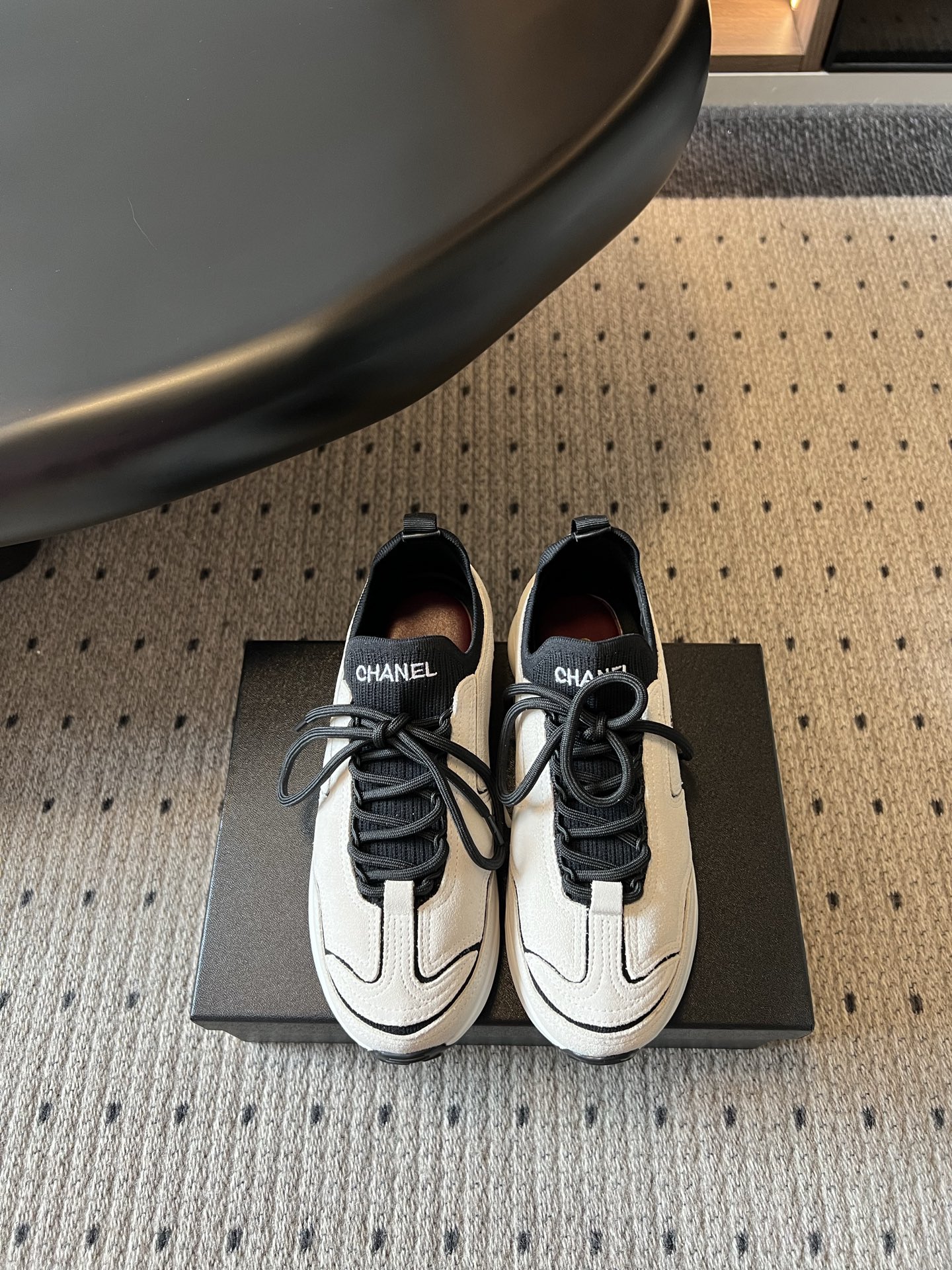 NO:882978,Purchasing-grade Chanel 26ss summer new retro casual sports shoes are a series of double C sports shoes with a lazy and noble atmosphere. The neat low-top shoe shape is matched with the classic brand logo design. The shoe body lines are smooth and not bloated. The iconic tongue brand logo serves as the visual focus. The thickness of the sole takes into account both walking stability and visual enhancement effect. The lace-up design is easy to put on and take off, adapting to a variety of foot types.  A variety of tones combine basic versatile colors with retro bright colors, suitable for all kinds of colors regardless of skin color, taking into account the noble appearance and practical wear in all seasons. If you want a pair of moral training shoes that have a retro atmosphere and are versatile and durable, this sneaker is a must-have item for all seasons. The upper is cow suede and the lining is sheepskin. The outsole is TPR outsole, size 35-40 (40 size customization is not returnable)  Heel height 3cm, casual shoes/sports shoes, chanel, sneakers, sheepskin19860909代购级 Chanel 26ss夏季新款复古休闲运动鞋 自带慵懒贵气氛围感的双C运动鞋系列,利落的低帮鞋型搭配经典品牌标识设计,鞋身线条流畅不臃肿,标志性的鞋舌品牌标识作为视觉焦点,鞋底厚度兼顾行走平稳度与视觉增高效果,系带设计穿脱便捷,适配多种脚型. 多款色调兼顾基础百搭色与复古亮色,适配各类色系穿搭不挑肤色,兼顾贵气颜值与四季实穿性,想要一双兼顾复古氛围感、百搭耐穿的德训鞋,这款运动鞋是四季刚需百搭单品. 鞋面牛反绒 内里羊皮 大底TPR大底 size35-40码（40码定制不退换） 跟高3cm,休闲鞋/运动鞋,chanel,sneakers,sheepskin,Women's Shoes