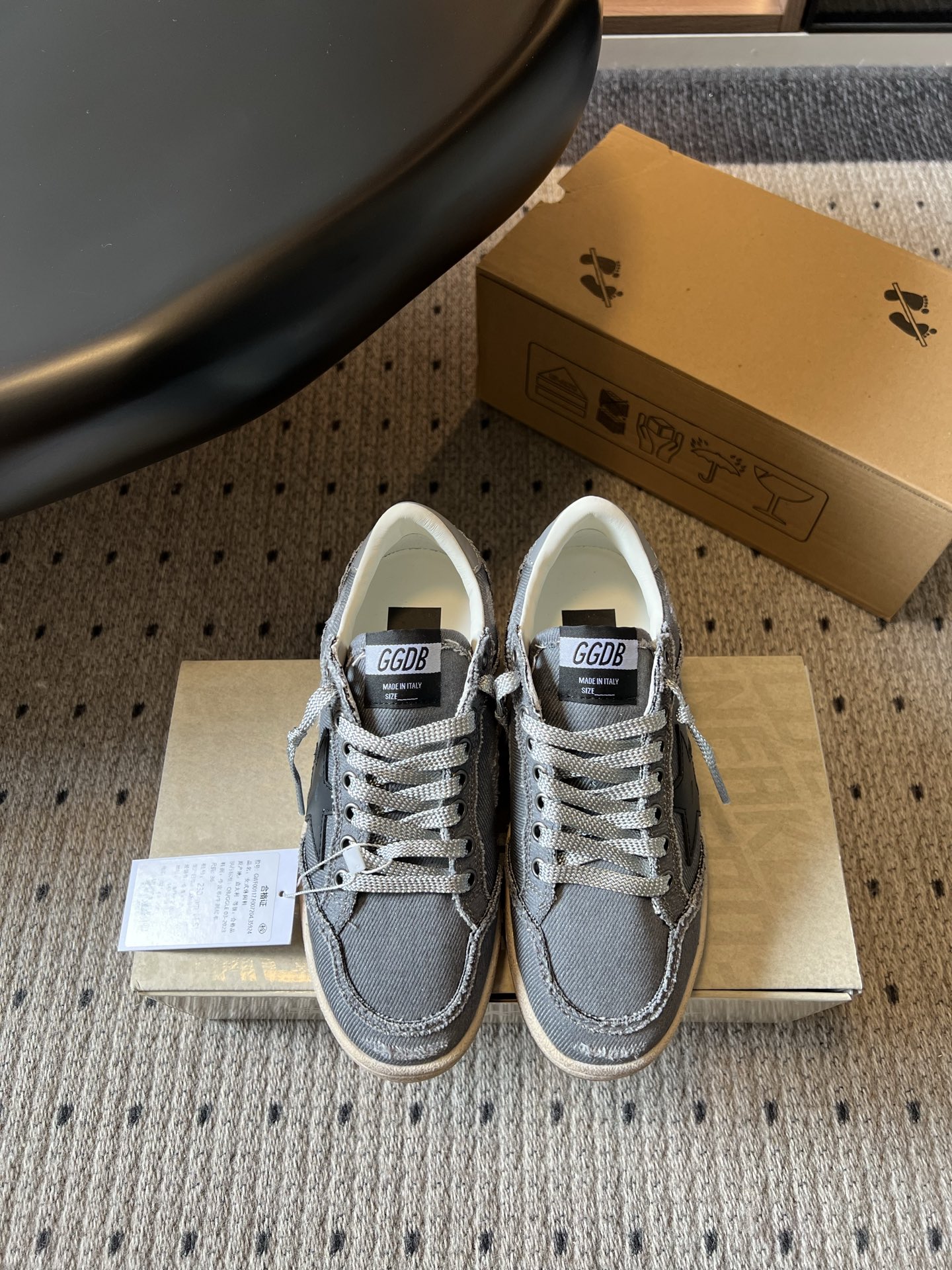 NO:882973,Purchasing agent GGDB 26ss summer new gray denim raw edge old star casual sneakers  Gray raw-edge distressed casual sneakers with a retro and relaxed atmosphere. The neat low-top silhouette is matched with raw-edge tailoring design. The upper is made of denim fabric, and the shoe body has smooth and neat lines. The iconic raw-edge stitching and distressed sole are design highlights. It has an inner height increase of 4cm, making it easy for small people to control. The gray-tone texture covers many scenes. The lace-up design is easy to put on and take off and can adjust the tightness.  Daily wear is suitable for various scenes. Pair it with straight jeans and overalls to create a relaxed street style. Pair it with casual sweatpants and leggings to create a sporty atmosphere. Pair it with simple shirts and sweaters to unlock the Korean daily style. It can be easily controlled for daily outings, commuting to work, short trips, and store visits. Customized fabric upper, cowhide lining, original molded outsole, size 35-40 (40 size customization is not returnable)  Heel height 4cm, casual shoes/sports shoes, sneakers, jeans, shirts, cowhide19860909代购级 GGDB 26ss夏季新款灰色牛仔毛边做旧星星休闲板鞋 自带复古松弛氛围感的灰色毛边做旧休闲板鞋,利落的低帮板鞋轮廓搭配毛边剪裁设计,鞋面采用牛仔面料打造,鞋身线条流畅利落,标志性的毛边车线与做旧鞋底作为设计亮点,带有内增高4cm,小个子轻松驾驭,灰调质感覆盖多场景穿搭,系带设计穿脱便捷又能调节松紧. 日常穿搭适配多场景造型,搭配直筒牛仔裤、工装裤打造街头松弛风,搭配休闲卫裤、束脚裤塑造运动氛围感,搭配简约衬衫、针织衫也能解锁韩系日常风,日常出街、通勤办公、短途出游、探店拍照都能轻松驾驭. 鞋面定制布面 内里牛皮 大底原版开模大底 size35-40码（40码定制不退换） 跟高4cm,休闲鞋/运动鞋,sneakers,jeans,shirts,cowhide,Women's Shoes