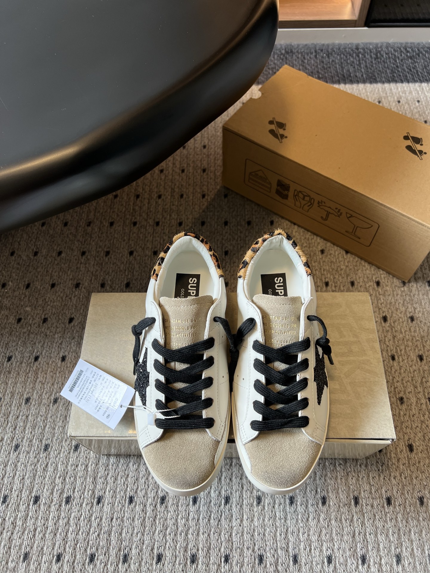 NO:882117,Top quality GGD*26ss summer new style distressed casual sneakers with stars. Star distressed casual sneakers with a retro and lazy atmosphere. The neat low-top silhouette is matched with the iconic star label design. The lines of the shoe body are soft and not stiff. The stars on the side of the shoe are made of glitter and distressed craftsmanship. The low-top shoe shape takes into account ankle mobility and daily adaptability. It has an inner height increase of 4cm, which is easy for small people to control. The lace-up design is easy to put on and take off and can adjust the tightness.  Suitable for all kinds of colors regardless of skin color, taking into account the casual and lazy appearance and practical wear in all seasons. If you want a pair of casual sneakers with a retro atmosphere, versatile and durable, this series of star distressed casual sneakers is a must-have item for all seasons. Upper cowhide leather lining cowhide outsole original molded outsole size 35-40 (40 size customization is non-refundable) Heel height 4cm, casual shoes/sports shoes, sneakers, cowhide19860909顶级品质 GGD*26ss夏季新款星星做旧休闲板鞋 自带复古慵懒氛围感的星星做旧脏脏休闲板鞋,利落的低帮板鞋轮廓搭配标志性星星贴标设计,鞋身线条柔和不生硬,鞋侧星星采用闪粉与做旧工艺打造,低帮鞋型兼顾脚踝活动度与日常适配度,带有内增高4cm,小个子轻松驾驭.系带设计穿脱便捷又能调节松紧. 多适配各类色系穿搭不挑肤色,兼顾随性慵懒颜值与四季实穿性,想要一双兼顾复古氛围感、百搭耐穿的休闲板鞋,这款星星做旧脏脏休闲板鞋系列是四季刚需百搭单品. 鞋面牛皮 内里牛皮 大底原版开模大底 size35-40码（40码定制不退换） 跟高4cm,休闲鞋/运动鞋,sneakers,cowhide,Women's Shoes