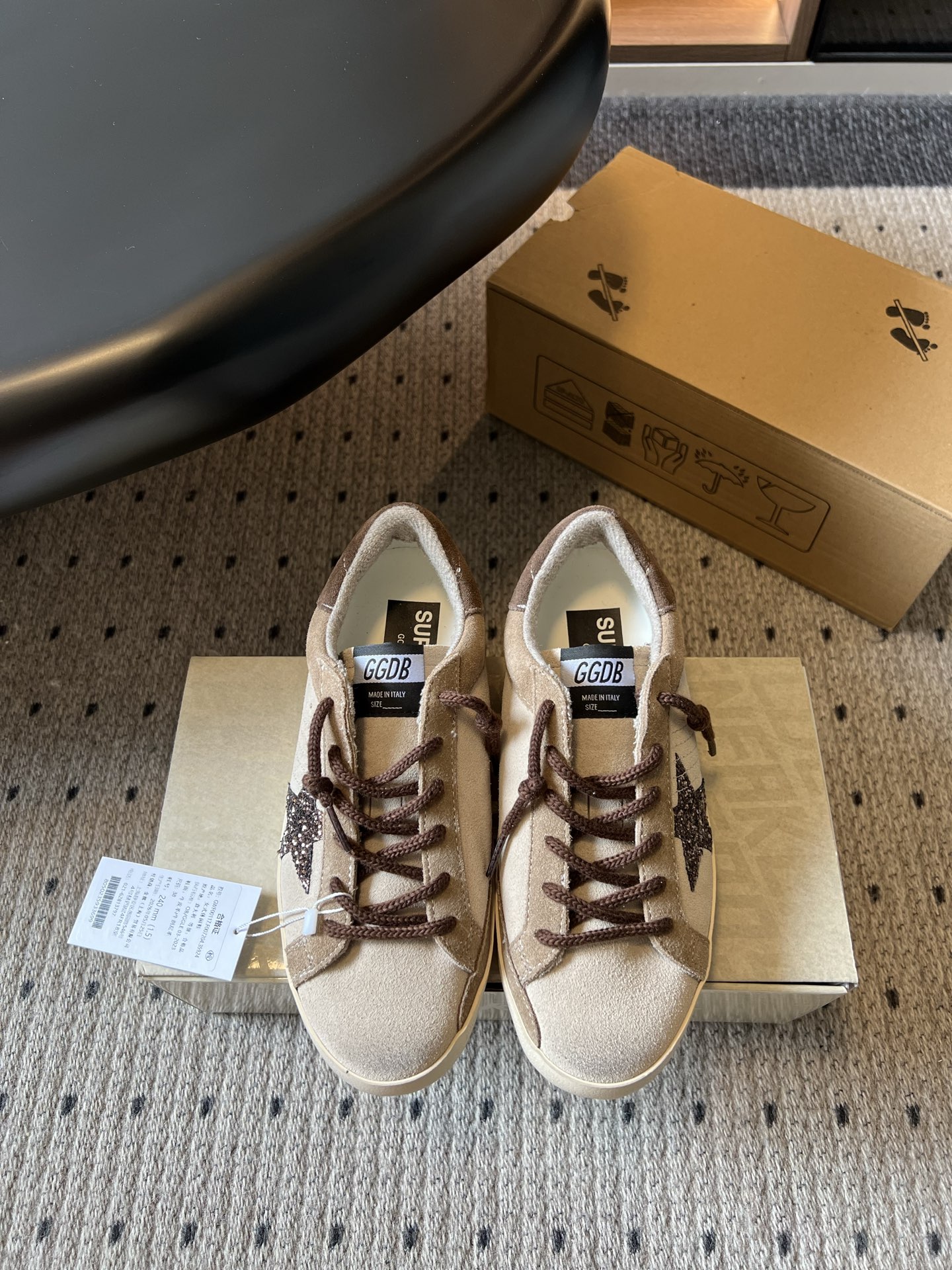 NO:882977,Purchasing agent grade GGDB 26ss new summer star distressed casual sneakers. The star distressed casual sneakers have a retro and lazy atmosphere. The neat low-cut silhouette is matched with the iconic star label design. The lines of the shoe body are soft and not stiff. The stars on the side of the shoe are made of glitter and distressed craftsmanship. The low-top shoe shape takes into account ankle mobility and daily adaptability. It has an inner height increase of 4cm, which is easy for small people to control. The lace-up design is easy to put on and take off and can adjust the tightness.  Suitable for all kinds of colors regardless of skin color, taking into account the casual and lazy appearance and practical wear in all seasons. If you want a pair of casual sneakers with a retro atmosphere, versatile and durable, this series of star distressed casual sneakers is a must-have item for all seasons. Upper cowhide leather lining cowhide outsole original molded outsole size 35-40 (40 size customization is non-refundable) Heel height 4cm, casual shoes/sports shoes, sneakers, cowhide19860909代购级 GGDB 26ss夏季新款星星做旧休闲板鞋 自带复古慵懒氛围感的星星做旧脏脏休闲板鞋,利落的低帮板鞋轮廓搭配标志性星星贴标设计,鞋身线条柔和不生硬,鞋侧星星采用闪粉与做旧工艺打造,低帮鞋型兼顾脚踝活动度与日常适配度,带有内增高4cm,小个子轻松驾驭.系带设计穿脱便捷又能调节松紧. 多适配各类色系穿搭不挑肤色,兼顾随性慵懒颜值与四季实穿性,想要一双兼顾复古氛围感、百搭耐穿的休闲板鞋,这款星星做旧脏脏休闲板鞋系列是四季刚需百搭单品. 鞋面牛皮 内里牛皮 大底原版开模大底 size35-40码（40码定制不退换） 跟高4cm,休闲鞋/运动鞋,sneakers,cowhide,Women's Shoes