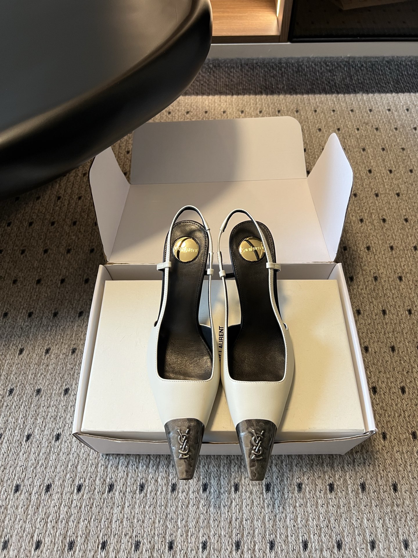 NO:889856,Saint Lauren*YSL new summer style pointed toe metal-marked back hollow stiletto sandals. Metal-marked pointed toe hollow back stiletto sandals with a retro cool and elegant atmosphere. The slender and sharp pointed toe shape is matched with the iconic metal embossed toe. The slim and adjustable thin strap creates a hollow back style. The slender high heel combines high aura and smooth walking, and is suitable for various styles in all seasons.  Suitable for commuting, dress, minimalist, and retro colors in the wardrobe, regardless of skin color, taking into account the noble appearance and daily practicality. If you want a pair of high heels with a cool and luxurious atmosphere, versatile and durable, this series of metal pointed toe stiletto heel sandals series are the must-have items for the shoe cabinet atmosphere. The upper is cowhide, the lining is sheepskin, and the outsole is Italian leather. Sizes 35-41 (customized sizes 40 and 41 are not returnable)  Heel height 7.5cm, high heels sandals, saint laurent, saint laurent, sandals, high heels, cowhide, sheepskin, Leather soles19860909Saint Lauren*YSL夏季新款尖头金属标后空细跟凉鞋 自带复古冷艳贵气氛围感的金属标尖头后空细跟凉鞋,修长利落尖头鞋型搭配标志性金属浮雕鞋头,纤细可调节细绊带打造后空款式,纤细高跟兼顾高挑气场与行走平稳度,适配四季各类穿搭风格. 适配衣柜里通勤、礼服、极简、复古各类色系穿搭不挑肤色,兼顾显贵颜值与日常实穿性,想要一双兼具冷调轻奢氛围感、百搭耐看的气质高跟,这款金属标尖头后空细跟凉鞋系列是鞋柜氛围感刚需单品. 鞋面牛皮 内里羊皮 大底意大利真皮大底 size35-41码（40、41码定制不退换） 跟高7.5cm,高跟鞋凉鞋,saint laurent,saint laurent,sandals,high heels,cowhide,sheepskin,Leather soles,Women's Shoes