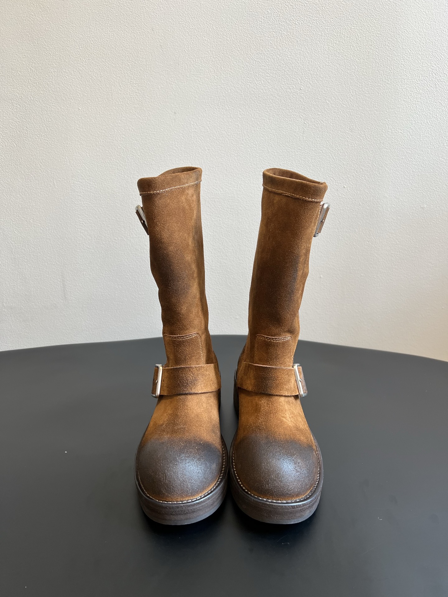 NO:890750,The top version of the Ann Demeulemeester 26ss new summer double-button round-toe rider boots is a double-button round-toe mid-calf motorcycle boot with a retro and cool atmosphere. It has a neat straight mid-calf boot shape with a rounded wide toe. The two metal square buckle straps on the upper and lower sides of the boot are the iconic design. The loose boot leg does not constrict the calf. The low and thick sole takes into account the stability of walking and the heightening effect. The open boot leg is easy to put on and take off without restraint.  Suitable for all kinds of wear regardless of skin color, taking into account the casual and cool appearance and practical wear in autumn and winter. If you want a pair of mid-calf work boots with a retro atmosphere, versatile and durable, these double-button motorcycle boots are a must-have and versatile item in autumn and winter. The upper is cowhide/cow suede, the lining is sheepskin, and the outsole is genuine leather. Sizes 35-41 (customized sizes 40 and 41 are not returnable)  Heel height 4.5cm, boots, boots, cowhide, sheepskin19860909顶级版本 Ann Demeulemeester 26ss夏季新款双扣圆头骑士靴 自带复古酷飒氛围感的双扣圆头中筒机车靴,利落直筒中筒靴型搭配圆润宽鞋头,靴身上下两道金属方扣绑带作为标志性设计,宽松靴筒不勒小腿,低粗厚底兼顾行走平稳度与增高效果,敞口靴筒穿脱便捷无束缚. 适配各类穿搭不挑肤色,兼顾随性飒爽颜值与秋冬实穿性,想要一双兼顾复古氛围感、百搭耐穿的中筒工装靴,这款双扣机车靴是秋冬刚需百搭单品. 鞋面牛皮/牛反绒 内里羊皮 大底真皮组合大底 size35-41码（40、41码定制不退换） 跟高4.5cm,靴子,boots,cowhide,sheepskin,Women's Shoes