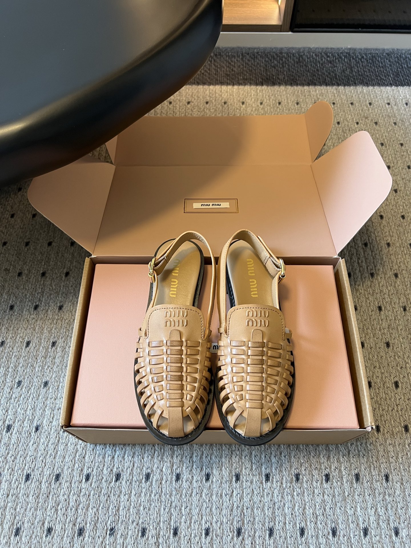 NO:890710,Purchasing-grade Miu Miu 26ss new summer woven toe-cap back hollow Roman sandals are woven toe-toe back hollow Roman sandals with a retro American casual atmosphere. The round toe-toe shoe shape is matched with a hand-woven hollow upper, the back hollow strap is equipped with a metal adjustment buckle, and the toe is printed with an embossed logo. The entire pair of shoes is made of flexible genuine leather. The flat-bottomed version has clean lines, the hollow structure is breathable and refreshing, and the shoe compartment is loose, so it can be easily adapted to various foot types.  Suitable for all kinds of casual, commuting, and retro colors in the wardrobe, regardless of skin color. Taking into account the retro appearance and summer practicality, if you want a pair of breathable, durable, and versatile style toe-cap sandals, these woven back empty Roman sandals are a must-have item for the summer shoe cabinet. The upper is woven cowhide, the lining is cowhide, and the outsole is original molded outsole size 35-40 (customized size 40 is not returnable), sandals, miumiu, sandals, cowhide19860909代购级 Miu Miu 26ss夏季新款编织包头后空罗马凉鞋 自带复古美式休闲氛围感的编织包头后空罗马凉鞋 ,圆润包头鞋型搭配手工编织镂空鞋面,后空绊带搭配金属调节扣,鞋头印有压纹标识,整双鞋采用柔韧真皮打造,平底版型线条利落,镂空结构透气清爽,鞋仓空间宽松,各种脚型都可以轻松适配. 适配衣柜里休闲、通勤、复古各类色系穿搭,不挑肤色.兼顾复古颜值与夏日实穿性,想要一双透气耐穿、风格百搭的包头凉鞋,这款编织后空罗马凉鞋是夏日鞋柜刚需单品. 鞋面牛皮编织 内里牛皮 大底原版开模大底 size35-40码（40码定制不退换）,凉鞋,miumiu,sandals,cowhide,Women's Shoes
