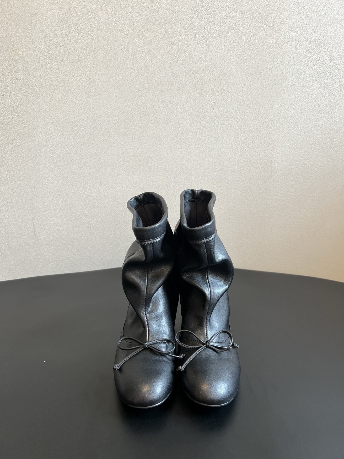 NO:921369,Unfoli*26ss new summer style bow pleated boots are pleated short boots with a relaxed retro literary atmosphere. They have a smooth and round toe shape. The shoe shaft is designed with natural pleats. The toe is matched with a small bow tie. The lines of the shoe body are soft and casual. The loose boot shaft accommodates various leg types. It has a good modification effect on thick calves and muscular legs. The toe style is easy to put on and take off.  Suitable for relaxed casual style and retro light luxury style, no need to pick the leg shape. Taking into account the lazy tone and upper foot comfort, if you want a pair of short boots with a full sense of atmosphere, these pleated boots are the first choice for daily travel. The upper is made of high-mercerized smooth cow suede/oiled waxed cowhide, and the lining is elastic Lycra. The original molded outsole is size 35-40 (40 size customization is not returnable), boots, boots, cowhide19860909Unfoli*26ss夏季新款蝴蝶结褶皱堆堆靴 自带松弛复古文艺氛围感的褶皱堆堆短靴,流畅圆润的圆头鞋型,鞋筒做了自然褶皱堆堆设计,鞋头搭配小巧蝴蝶结系带,鞋身线条柔和随性,宽松靴筒包容各种腿型,对小腿粗、肌肉腿都有很好的修饰效果,套脚款式穿脱便捷. 适配松弛休闲风与复古轻奢风穿搭,不挑腿型.兼顾慵懒调性与上脚舒适度,想要一双氛围感满满的短靴,这款褶皱堆堆靴是日常出行的优选单品. 鞋面高丝光牛反绒/油蜡牛皮 内里弹力莱卡 大底原版开模大底 size35-40码（40码定制不退换）,靴子,boots,cowhide,Women's Shoes
