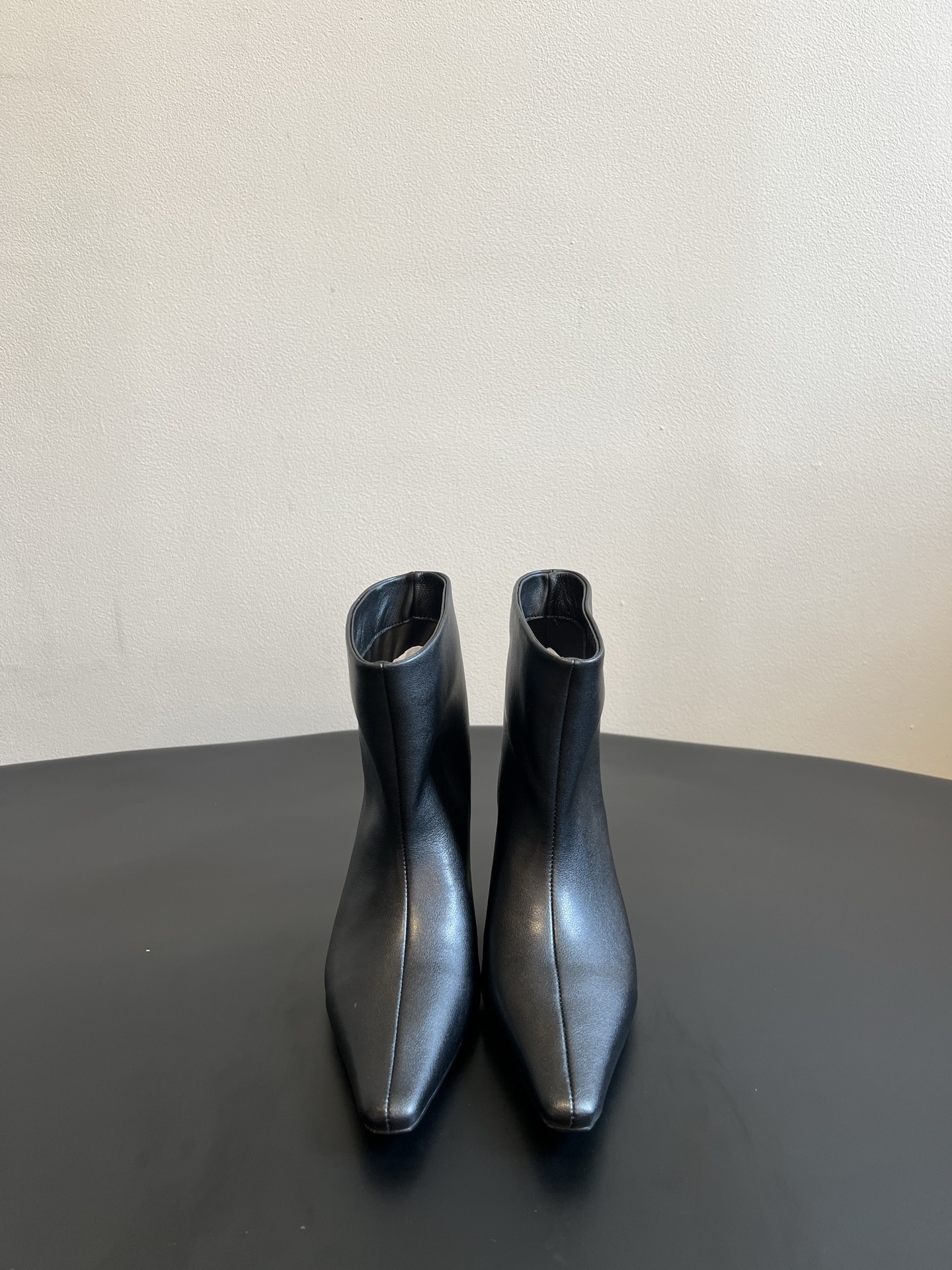 NO:921384,Dymonlatry 26ss new summer pointed toe thick heel short boots are pointed toe short boots with a cool, minimalist and high-end atmosphere. They have a neat and slender pointed toe shoe shape. The boot body is designed with a central opening. The boot opening is loose and neat. The shoe body line is slender and smooth. It effectively lengthens the leg line and has a good modification effect on the calf line. The zipper-free toe style is easy to put on and take off.  Suitable for minimalist commuting style and retro literary style, don't pick the leg shape. Taking into account the high-end tonality and upper foot comfort, if you want a pair of short boots with long legs, these pointed toe stiletto ankle boots are the first choice for daily travel. The upper is high silk smooth cow suede/calfskin, the lining is sheepskin/imported Lycra, and the outsole is original molded outsole size 35-40 (customized size 40 is not returnable)  Heel height 5.5cm, boots, boots, cowhide, sheepskin19860909Dymonlatry 26ss夏季新款尖头粗跟短靴 自带清冷极简高级氛围感的尖头短靴,利落纤细的尖头鞋型,靴身做居中开线设计,靴口宽松利落,鞋身线条修长流畅,有效拉长腿部线条,对小腿线条有很好的修饰效果,无拉链套脚款式穿脱便捷. 适配极简通勤风与复古文艺风穿搭,不挑腿型.兼顾高级调性与上脚舒适度,想要一双显腿长的短靴,这款尖头细跟踝靴是日常出行的优选单品. 鞋面高丝光牛反绒/小牛皮 内里羊皮/进口莱卡 大底原版开模大底 size35-40码（40码定制不退换） 跟高5.5cm,靴子,boots,cowhide,sheepskin,Women's Shoes