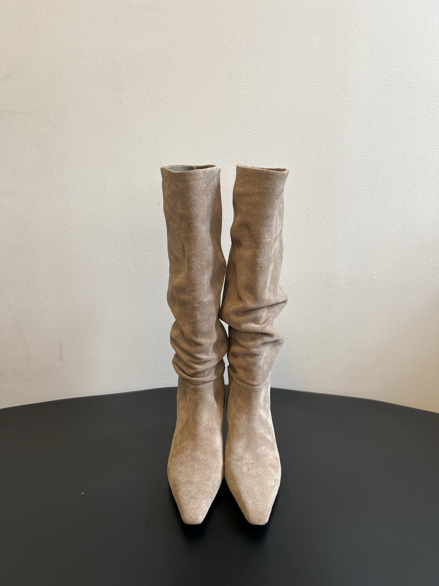 NO:921389,Dymonlatry 26ss summer new pointed toe pleated stacked high boots are pleated stacked boots with a lazy retro literary and artistic atmosphere. They have a slim and neat pointed toe shape. The boot body has a loose margin to naturally form a casual pleat effect. The lines of the shoe body are soft and relaxed. The straight boots accommodate various leg types and have a good modification effect on thick calves and muscular legs. The slip-on style is easy to put on and take off.  Suitable for relaxed casual style and retro luxury style, don't pick the leg shape. Taking into account the lazy tone and upper foot comfort, if you want a pair of autumn high boots full of atmosphere, these pleated pile boots are the first choice for daily travel. The upper is high silk suede/lambskin, the lining is sheepskin/imported Lycra, and the outsole is original molded outsole size 35-40 (40 size customization is not returnable)  Heel height 5.5cm, boots, boots, sheepskin19860909Dymonlatry 26ss夏季新款尖头褶皱堆堆高筒长靴 自带慵懒复古文艺氛围感的褶皱堆堆高筒靴,纤细利落的尖头鞋型,靴身预留宽松余量,自然形成随性堆褶效果,鞋身线条柔和松弛,直筒靴筒包容各种腿型,对小腿粗、肌肉腿都有很好的修饰效果,一脚蹬款式穿脱便捷. 适配松弛休闲风与复古轻奢风穿搭,不挑腿型.兼顾慵懒调性与上脚舒适度,想要一双氛围感满满的秋日高筒靴,这款褶皱堆堆靴是日常出行的优选单品. 鞋面高丝光牛反绒/小羊皮 内里羊皮/进口莱卡 大底原版开模大底 size35-40码（40码定制不退换） 跟高5.5cm,靴子,boots,sheepskin,Women's Shoes