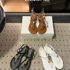 G-Celin*26ss夏季新款法式金属扣夹趾平底凉鞋 自带复古法式氛围感,极简夹趾版型搭配精致金属圆扣,弱化繁杂设计, G-Celin*26ss夏季新款法式金属扣夹趾平底凉鞋 自带复古法式氛围感,极简夹趾版型搭配精致金属圆扣,弱化繁杂设计,