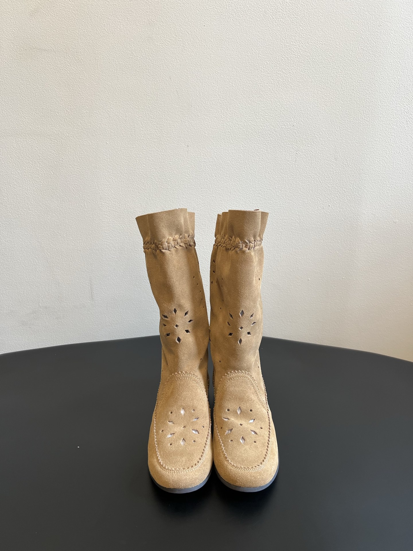 NO:921396,Isabel Maran*26ss summer new bohemian hollow tassel flat mid-calf boots have a relaxed retro literary atmosphere. The whole-body carved hollow design is matched with hand-woven binding, and the side draping tassels sway gently in the wind. The wilderness and casual temperament are natural, far away from the hustle and bustle of the city, showing a lazy style.  It is very suitable for daily matching with cotton and linen dresses, wide-leg casual pants, and denim straight pants. It is casual and easy to wear alone in spring and autumn. It is also stress-free to wear thick socks in autumn and winter. It can be used for travel, vacation, and daily commuting. The upper is cowhide/cow suede, the lining is cowhide, and the outsole is original molded outsole. Size 35-40 (customized size 40 is not returnable), boots, boots, skirts, cowhide19860909Isabel Maran*26ss夏季新款波西米亚镂空流苏平底中筒靴 自带松弛复古文艺氛围感,通体雕花镂空设计搭配手工编织包边,侧边垂坠流苏随风轻晃,旷野随性气质浑然天成,远离都市喧嚣,尽显慵懒格调. 日常搭配棉麻连衣裙、阔腿休闲裤、牛仔直筒裤都十分适配,春秋单穿随性洒脱,秋冬搭配厚袜也毫无压力,出游、度假、日常通勤皆可驾驭. 鞋面牛皮/牛反绒 内里牛皮 大底原版开模大底 size35-40码（40码定制不退换）,靴子,boots,skirts,cowhide,Women's Shoes