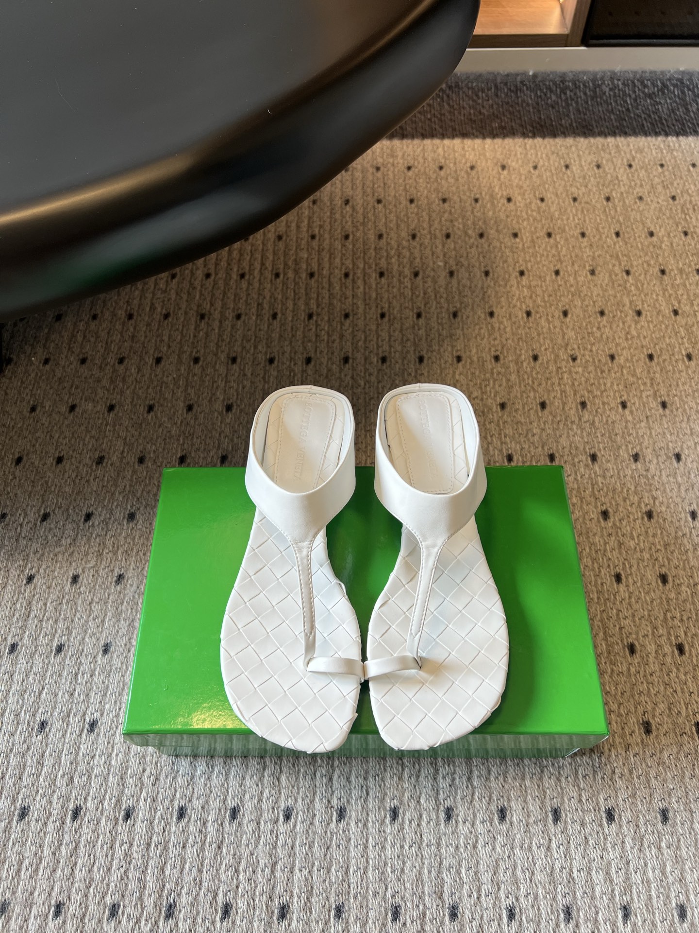 NO:906203,Top quality Bottega Venet*BV new summer woven thong thick heel sandals have a relaxed retro literary style, classic woven patterns cover the shoe body, simple T-shaped thong design, neat wide straps to modify the instep, low-key and advanced with a lazy atmosphere. It is very suitable for pairing with denim wide-leg pants, cotton and linen skirts, casual straight pants, and vacation dresses. It is suitable for daily shopping, beach vacations, coffee shops, and short trips.  Cowhide upper, cowhide lining, outsole, Italian leather outsole injection molding, size 35-41 (customized sizes 40 and 41 are non-returnable), heel height 4cm, split-toe shoes, bottega veneta, bottega veneta, skirts, cowhide, Leather soles19860909顶级品质 Bottega Venet*BV夏季新款编织夹趾粗跟凉拖 自带松弛复古文艺格调,经典编织纹路铺满鞋身,简约T型夹趾设计,利落宽袢带修饰脚面,低调高级自带慵懒氛围感. 搭配牛仔阔腿裤、棉麻半身长裙、休闲直筒裤、度假连衣裙都十分契合,日常逛街、海边度假、咖啡馆小憩、短途出游都适配. 鞋面牛皮 内里牛皮 大底意大利真皮大底注塑 size35-41码（40、41码定制不退换） 跟高4cm,分趾鞋,bottega veneta,bottega veneta,skirts,cowhide,Leather soles,Women's Shoes
