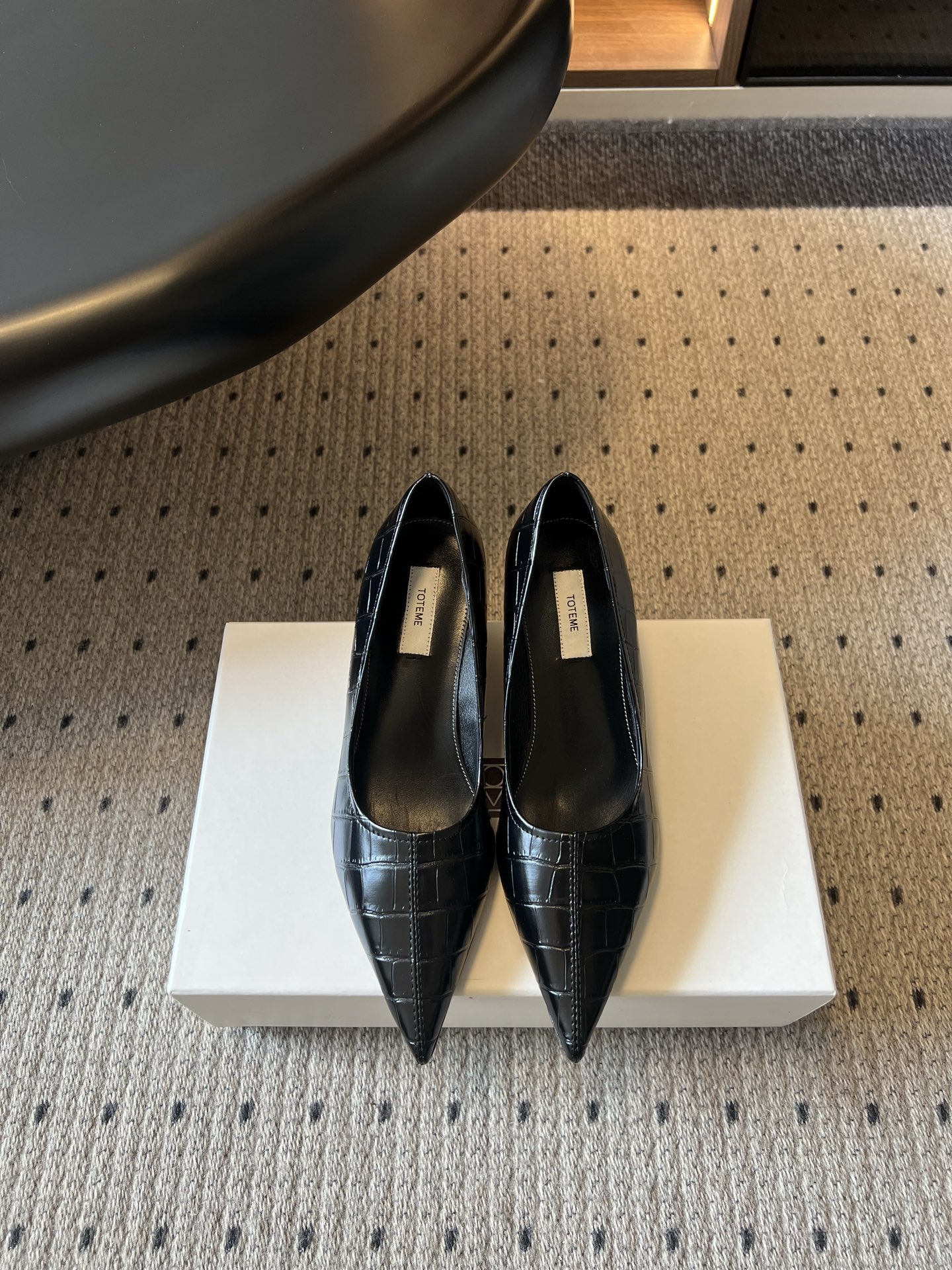 NO:957722,TOTEME 26ss new summer wedge-heeled pointed-toe shoes have a cool and high-end texture. The neat pointed-toe tailoring elongates the line of the foot. It is simple and neat without unnecessary decoration, and shows a capable temperament in a low-key manner. It can be perfectly matched with commuting suit pants, slim skirts, and straight jeans. It can be easily managed in the workplace, business meetings, daily travel, and casual wear in cafes. Cowhide upper, sheepskin lining, Italian genuine leather outsole  Size 35-41 (customized sizes 40 and 41 are non-returnable) Heel height 5.5cm, single shoes, skirts, jeans, business suit, cowhide, sheepskin, Leather soles19860909TOTEME 26ss夏季新款坡跟尖头单鞋 自带清冷高级质感,利落尖头剪裁拉长脚部线条,简约利落没有多余装饰,低调之间尽显干练气质. 通勤西装裤、修身半身裙、直筒牛仔裤都能完美搭配,职场办公、商务会面、日常出行、咖啡馆休闲穿搭都能轻松驾驭. 鞋面牛皮 内里羊皮 大底意大利真皮大底 size35-41码（40、41码定制不退换） 跟高5.5cm,单鞋,skirts,jeans,business suit,cowhide,sheepskin,Leather soles,Women's Shoes