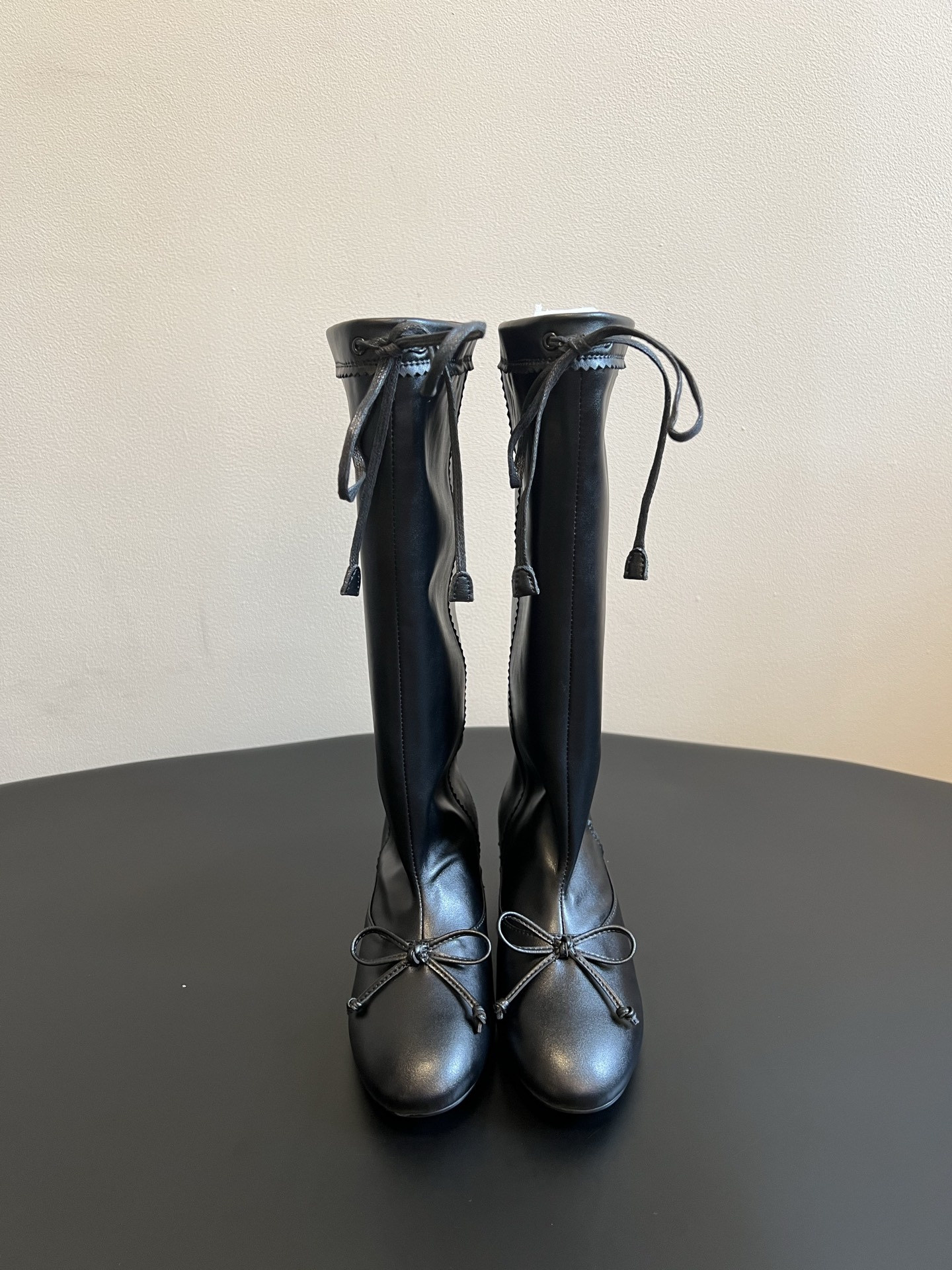 NO:921379,Unfoli*26ss new summer bow-stitched high boots have a lazy retro atmosphere. Suede and fine leather are spliced to create casual stacking boots. The double bow lace design on the front and back is gentle and has a light literary atmosphere. It is not deliberately carved but has a high-end texture. It has an inner height of 4cm, so small people can rest assured.  In autumn and winter, it is very harmonious with knitted dresses, woolen wide-leg pants, and casual straight jeans. The trousers are tucked into the boots to make you look slimmer. Wearing them naked can create a lazy and casual French atmosphere. It is very suitable for daily commuting or weekend outings. The upper is cowhide/cow suede, and the lining is lycra/sheepskin. Outsole rubber outsole size 35-41 (customized sizes 40 and 41 are not returnable)  Heel height 4cm, boots, boots, skirts, jeans, cowhide, sheepskin, chamois leather19860909Unfoli*26ss夏季新款蝴蝶结拼接高筒靴 慵懒复古氛围感拉满,麂皮与细腻皮质拼接打造随性堆叠靴筒,前后双蝴蝶结系带设计,温柔又带着淡淡的文艺气息,不刻意雕琢却自带高级质感.带有4cm内高,小个子放心冲. 秋冬搭配针织连衣裙、毛呢阔腿裤、休闲直筒牛仔裤都十分和谐,裤脚塞进靴筒利落显瘦,裸穿又能营造慵懒随性的法式氛围,日常通勤或者周末出游都很合适. 鞋面牛皮/牛反绒 内里莱卡布/羊皮 大底橡胶大底 size35-41码（40、41码定制不退换） 跟高4cm,靴子,boots,skirts,jeans,cowhide,sheepskin,chamois leather,Women's Shoes