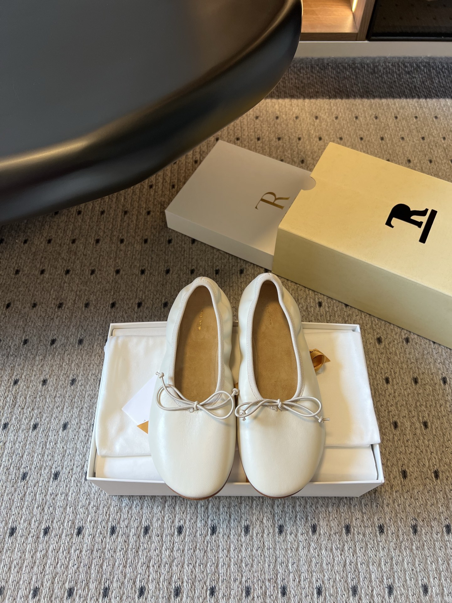 NO:906119,Made in Wanguan, The Ro*26ss new summer bow ballet shoes have a lazy and casual literary atmosphere. The soft pleated shoe body weakens the edges and corners, and the small bow embellishes the toe. The rounded toe accommodates various foot shapes. There is no deliberate sense of refinement, but it is full of high-end texture.  It is highly adaptable to daily life. It can be paired with wide-leg jeans to show a casual and lazy look. It can be paired with a long skirt to outline a gentle temperament. It can be easily controlled for commuting, shopping, and leisure travel. It does not matter the style. The upper is imported lambskin, the inner lining is calfskin, the outsole is Italian leather, size 35-40 (40 size customization is non-refundable), ballet shoes, skirts, jeans, sheepskin, Leather soles19860909莞产 The Ro*26ss夏季新款蝴蝶结芭蕾单鞋 自带慵懒随性的文艺氛围感,软糯褶皱鞋身弱化了棱角,小巧蝴蝶结点缀鞋头,圆润鞋头包容各种脚型,没有刻意的精致感,却处处透着高级质感. 日常适配度极高,搭配阔腿牛仔裤尽显随性慵懒,配半身长裙又能勾勒出温柔气质,通勤逛街、休闲出游都能轻松驾驭,不挑穿搭风格. 鞋面进口小羊皮 内里胎牛绒 大底意大利真皮大底 size35-40码（40码定制不退换）,芭蕾舞鞋,skirts,jeans,sheepskin,Leather soles,Women's Shoes