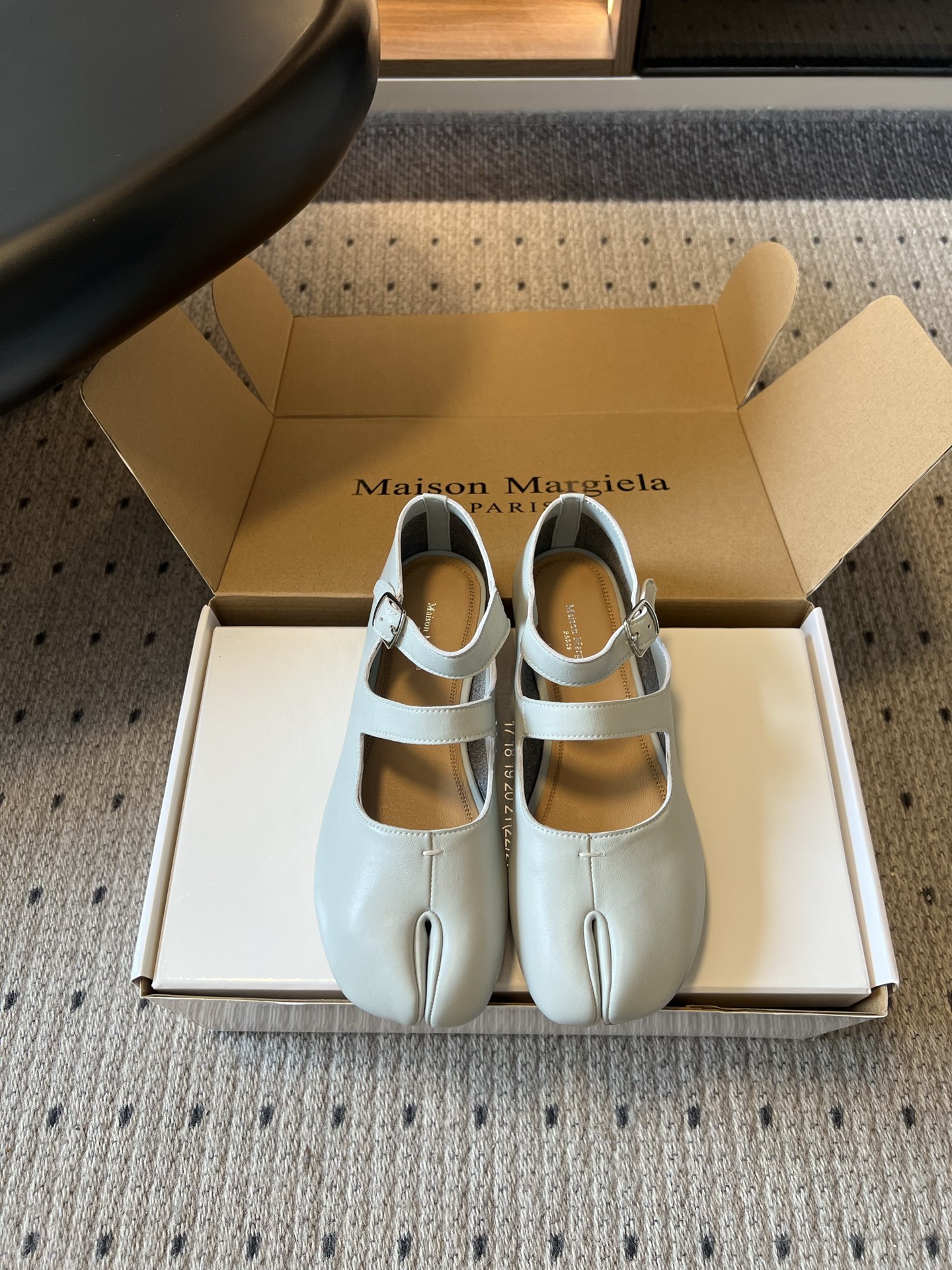 NO:906057,Top-quality Maison Margiel*26ss new summer split-toe double-strap Mary Jane shoes have a sense of avant-garde artistic atmosphere. The iconic split-toe design is highly recognizable. The double-channel one-word straps reproduce the classic Mary Jane version. The retro style and niche design are integrated with each other, low-key and full of unique charm.  Paired with cotton and linen long skirts and wide-leg casual pants, you can create a lazy and artistic daily look; paired with straight-leg suits, you can create a mixed and cool style, which is perfect for daily travel, shopping and shopping, and light commuting. Sheepskin upper, cowhide lining, Italian genuine leather outsole, size 35-40 (customized sizes 40 are non-refundable), split-toe shoes, mary jane, skirts, business suit, cowhide, sheepskin, Leather  soles19860909顶级品质 Maison Margiel*26ss夏季新款分趾双带玛丽珍鞋 自带先锋艺术氛围感,标志性分趾设计极具辨识度,双道一字绊带复刻经典玛丽珍版型,复古格调与小众设计相互融合,低调又充满独特韵味. 搭配棉麻半身长裙、阔腿休闲裤,能够打造慵懒文艺的日常造型；搭配西装直筒裤,可碰撞出混搭潮酷风格,日常出行、逛街探店、轻通勤场景都能完美适配. 鞋面羊皮 内里牛皮 大底意大利真皮大底 size35-40码（40码定制不退换）,分趾鞋,mary jane,skirts,business suit,cowhide,sheepskin,Leather soles,Women's Shoes