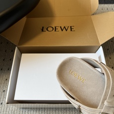 LOEW*26ss夏季新款多扣带厚底休闲凉拖自带高级随性的度假氛围感,多条交叉绑带搭配金属方扣设计,利落 LOEW*26ss夏季新款多扣带厚底休闲凉拖自带高级随性的度假氛围感,多条交叉绑带搭配金属方扣设计,利落