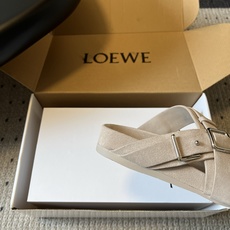 LOEW*26ss夏季新款多扣带厚底休闲凉拖自带高级随性的度假氛围感,多条交叉绑带搭配金属方扣设计,利落 LOEW*26ss夏季新款多扣带厚底休闲凉拖自带高级随性的度假氛围感,多条交叉绑带搭配金属方扣设计,利落