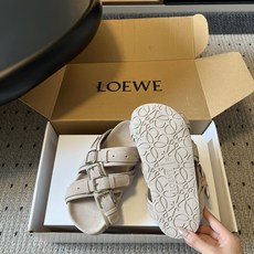 LOEW*26ss夏季新款多扣带厚底休闲凉拖自带高级随性的度假氛围感,多条交叉绑带搭配金属方扣设计,利落 LOEW*26ss夏季新款多扣带厚底休闲凉拖自带高级随性的度假氛围感,多条交叉绑带搭配金属方扣设计,利落