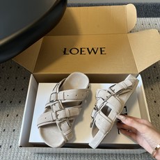 LOEW*26ss夏季新款多扣带厚底休闲凉拖自带高级随性的度假氛围感,多条交叉绑带搭配金属方扣设计,利落 LOEW*26ss夏季新款多扣带厚底休闲凉拖自带高级随性的度假氛围感,多条交叉绑带搭配金属方扣设计,利落