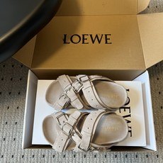 LOEW*26ss夏季新款多扣带厚底休闲凉拖自带高级随性的度假氛围感,多条交叉绑带搭配金属方扣设计,利落 LOEW*26ss夏季新款多扣带厚底休闲凉拖自带高级随性的度假氛围感,多条交叉绑带搭配金属方扣设计,利落