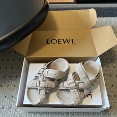 LOEW*26ss夏季新款多扣带厚底休闲凉拖自带高级随性的度假氛围感,多条交叉绑带搭配金属方扣设计,利落 LOEW*26ss夏季新款多扣带厚底休闲凉拖自带高级随性的度假氛围感,多条交叉绑带搭配金属方扣设计,利落