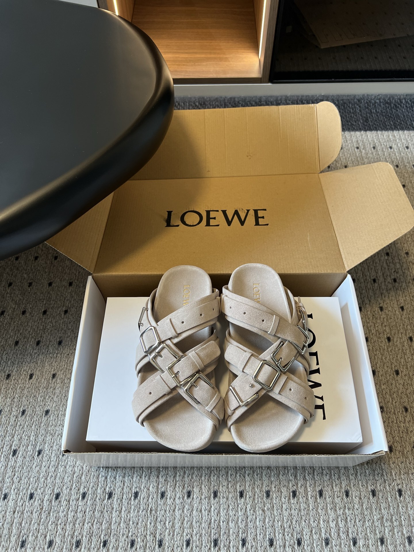 LOEW*26ss夏季新款多扣带厚底休闲凉拖自带高级随性的度假氛围感，多条交叉绑带搭配金属方扣设计，利落
