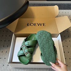 LOEW*26ss夏季新款多扣带厚底休闲凉拖自带高级随性的度假氛围感,多条交叉绑带搭配金属方扣设计,利落 LOEW*26ss夏季新款多扣带厚底休闲凉拖自带高级随性的度假氛围感,多条交叉绑带搭配金属方扣设计,利落