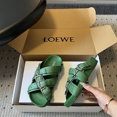 LOEW*26ss夏季新款多扣带厚底休闲凉拖自带高级随性的度假氛围感,多条交叉绑带搭配金属方扣设计,利落 LOEW*26ss夏季新款多扣带厚底休闲凉拖自带高级随性的度假氛围感,多条交叉绑带搭配金属方扣设计,利落