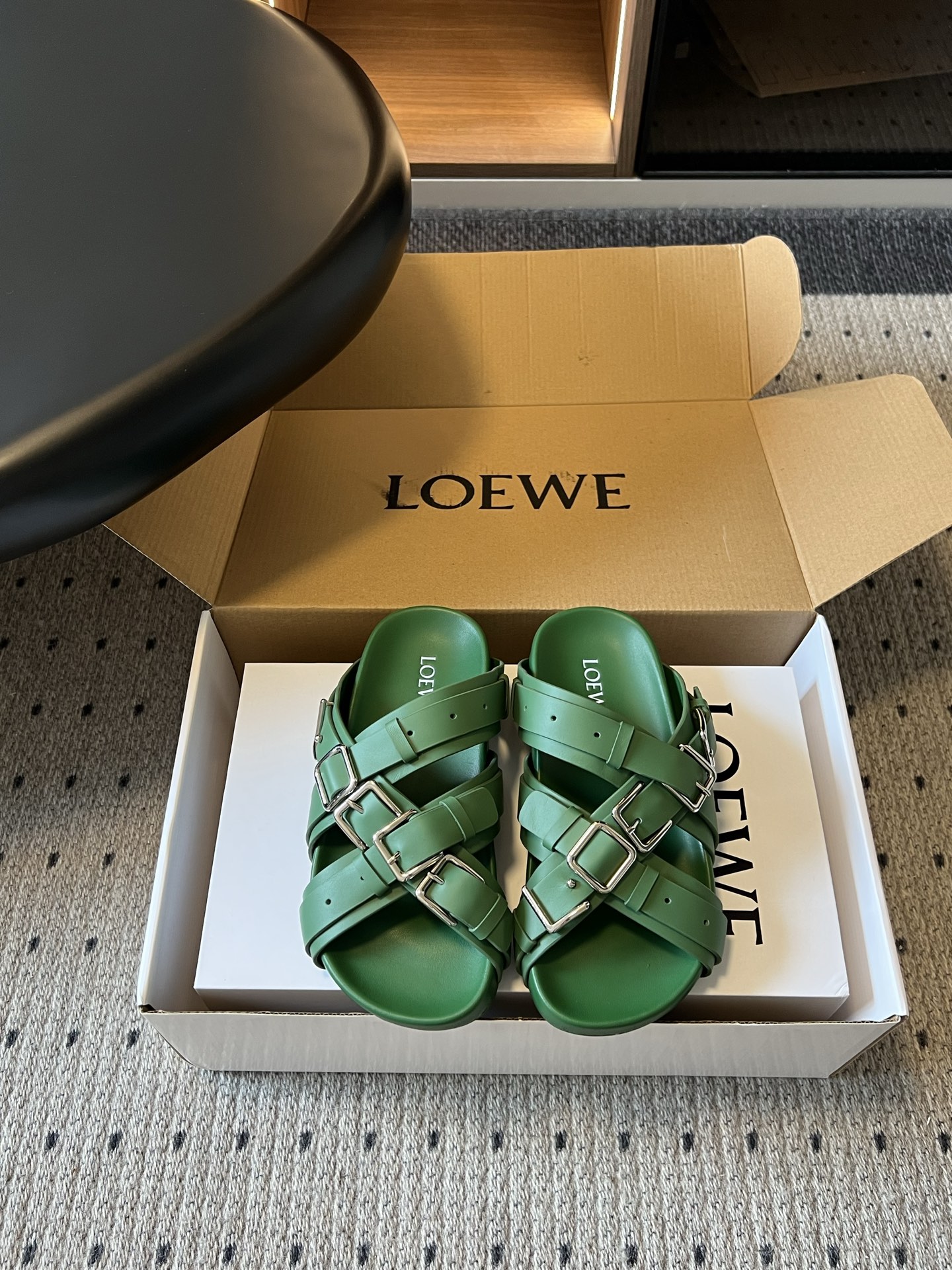 LOEW*26ss夏季新款多扣带厚底休闲凉拖自带高级随性的度假氛围感，多条交叉绑带搭配金属方扣设计，利落