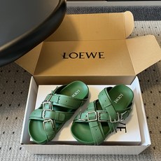 LOEW*26ss夏季新款多扣带厚底休闲凉拖自带高级随性的度假氛围感,多条交叉绑带搭配金属方扣设计,利落 LOEW*26ss夏季新款多扣带厚底休闲凉拖自带高级随性的度假氛围感,多条交叉绑带搭配金属方扣设计,利落