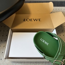 LOEW*26ss夏季新款多扣带厚底休闲凉拖自带高级随性的度假氛围感,多条交叉绑带搭配金属方扣设计,利落 LOEW*26ss夏季新款多扣带厚底休闲凉拖自带高级随性的度假氛围感,多条交叉绑带搭配金属方扣设计,利落
