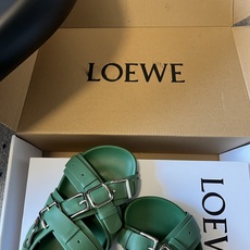 LOEW*26ss夏季新款多扣带厚底休闲凉拖自带高级随性的度假氛围感,多条交叉绑带搭配金属方扣设计,利落 LOEW*26ss夏季新款多扣带厚底休闲凉拖自带高级随性的度假氛围感,多条交叉绑带搭配金属方扣设计,利落
