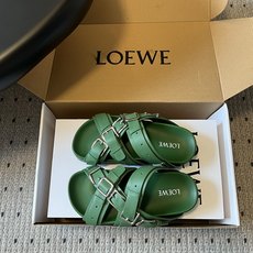 LOEW*26ss夏季新款多扣带厚底休闲凉拖自带高级随性的度假氛围感,多条交叉绑带搭配金属方扣设计,利落 LOEW*26ss夏季新款多扣带厚底休闲凉拖自带高级随性的度假氛围感,多条交叉绑带搭配金属方扣设计,利落