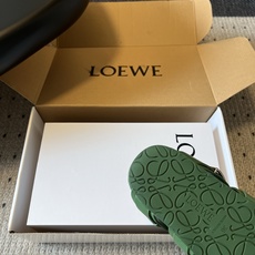 LOEW*26ss夏季新款多扣带厚底休闲凉拖自带高级随性的度假氛围感,多条交叉绑带搭配金属方扣设计,利落 LOEW*26ss夏季新款多扣带厚底休闲凉拖自带高级随性的度假氛围感,多条交叉绑带搭配金属方扣设计,利落