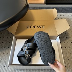 LOEW*26ss夏季新款多扣带厚底休闲凉拖自带高级随性的度假氛围感,多条交叉绑带搭配金属方扣设计,利落 LOEW*26ss夏季新款多扣带厚底休闲凉拖自带高级随性的度假氛围感,多条交叉绑带搭配金属方扣设计,利落