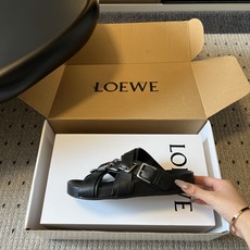 LOEW*26ss夏季新款多扣带厚底休闲凉拖自带高级随性的度假氛围感,多条交叉绑带搭配金属方扣设计,利落 LOEW*26ss夏季新款多扣带厚底休闲凉拖自带高级随性的度假氛围感,多条交叉绑带搭配金属方扣设计,利落