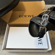 LOEW*26ss夏季新款多扣带厚底休闲凉拖自带高级随性的度假氛围感,多条交叉绑带搭配金属方扣设计,利落 LOEW*26ss夏季新款多扣带厚底休闲凉拖自带高级随性的度假氛围感,多条交叉绑带搭配金属方扣设计,利落