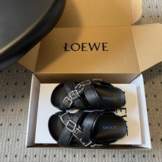 LOEW*26ss夏季新款多扣带厚底休闲凉拖自带高级随性的度假氛围感,多条交叉绑带搭配金属方扣设计,利落 LOEW*26ss夏季新款多扣带厚底休闲凉拖自带高级随性的度假氛围感,多条交叉绑带搭配金属方扣设计,利落